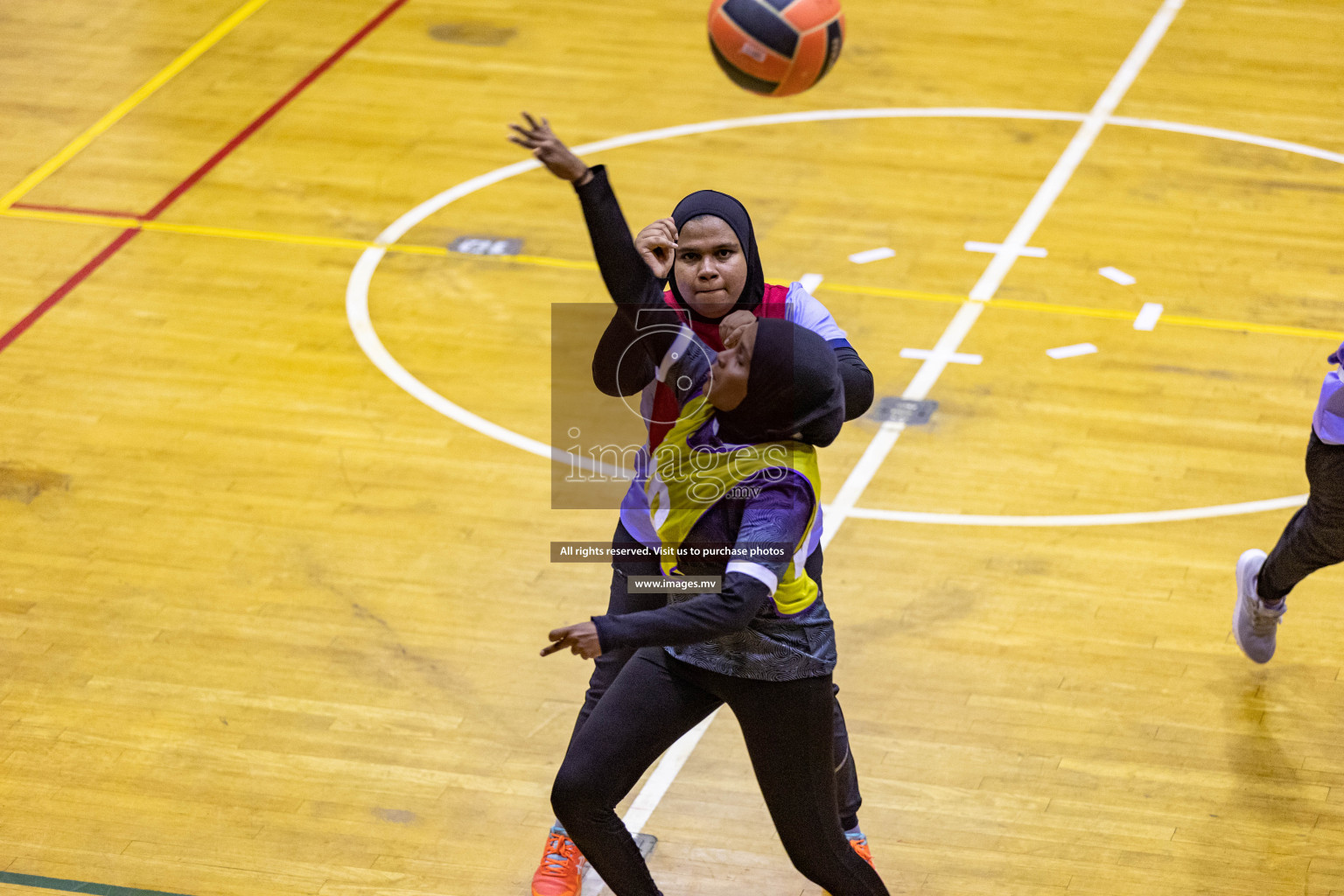 Sports Club Skylark vs Vyansa in the Milo National Netball Tournament 2022 on 17 July 2022, held in Social Center, Male', Maldives. 
Photographer: Hassan Simah / Images.mv