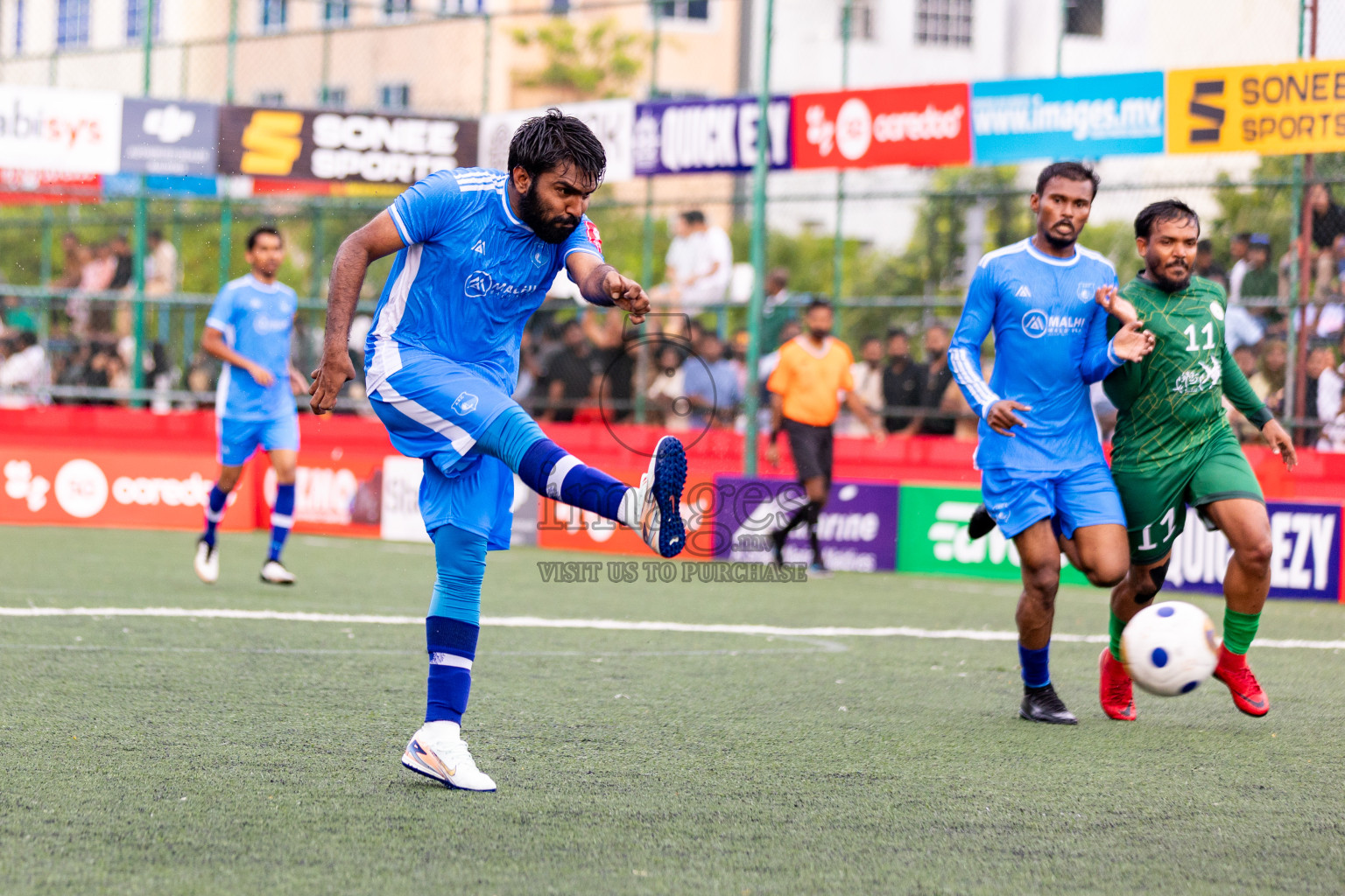 R Maduvvari VS R Alifushi in Day 6 of Golden Futsal Challenge 2025 on Friday, 6th January 2025, in Hulhumale', Maldives 
Photos: Hassan Simah / images.mv