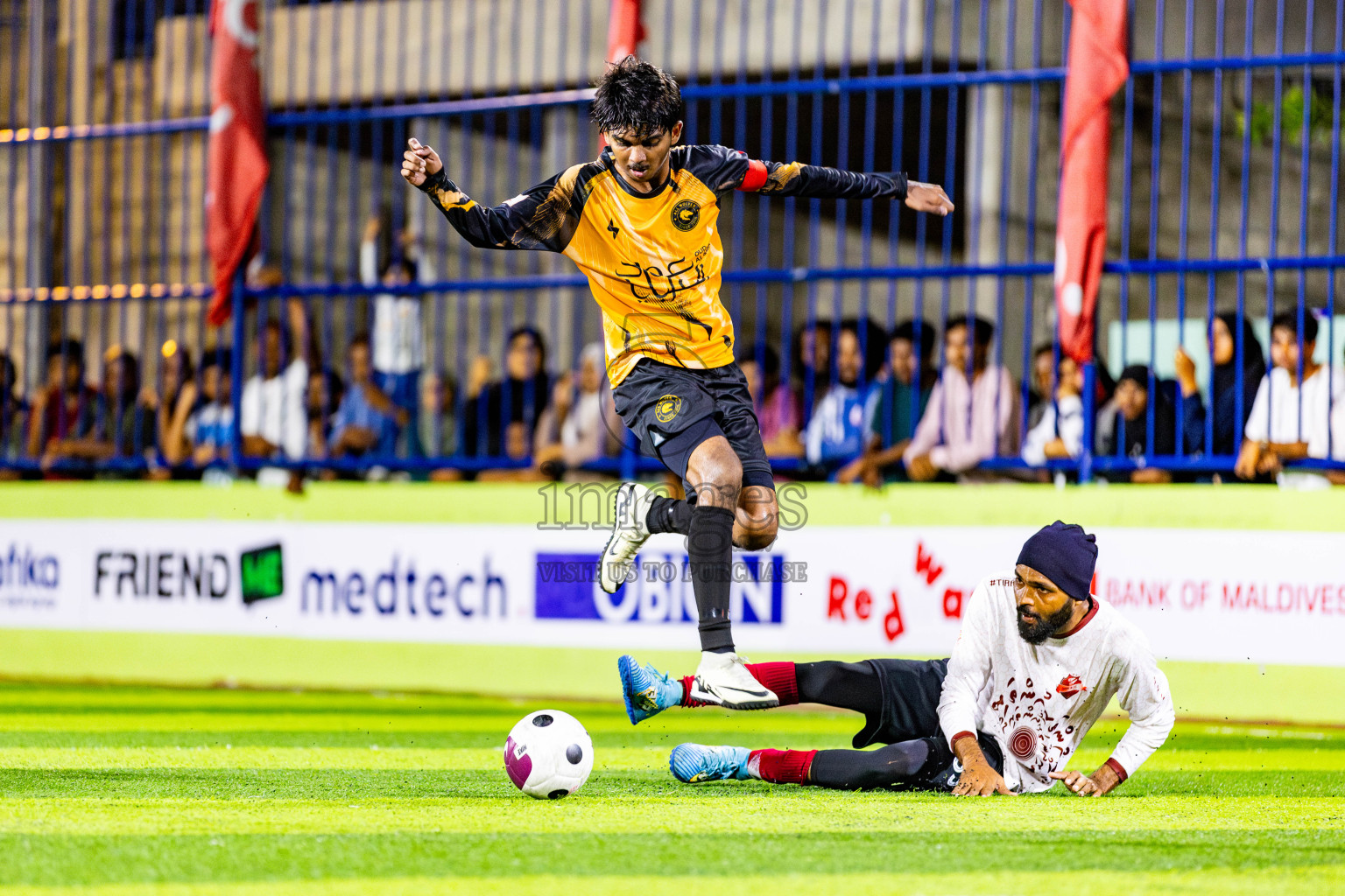 All Wolves vs FC Dhunthari in Day 2 of Eydhafushi Futsal Cup 2024 was held on Tuesday, 9th April 2024, in B Eydhafushi, Maldives Photos: Nausham Waheed / images.mv