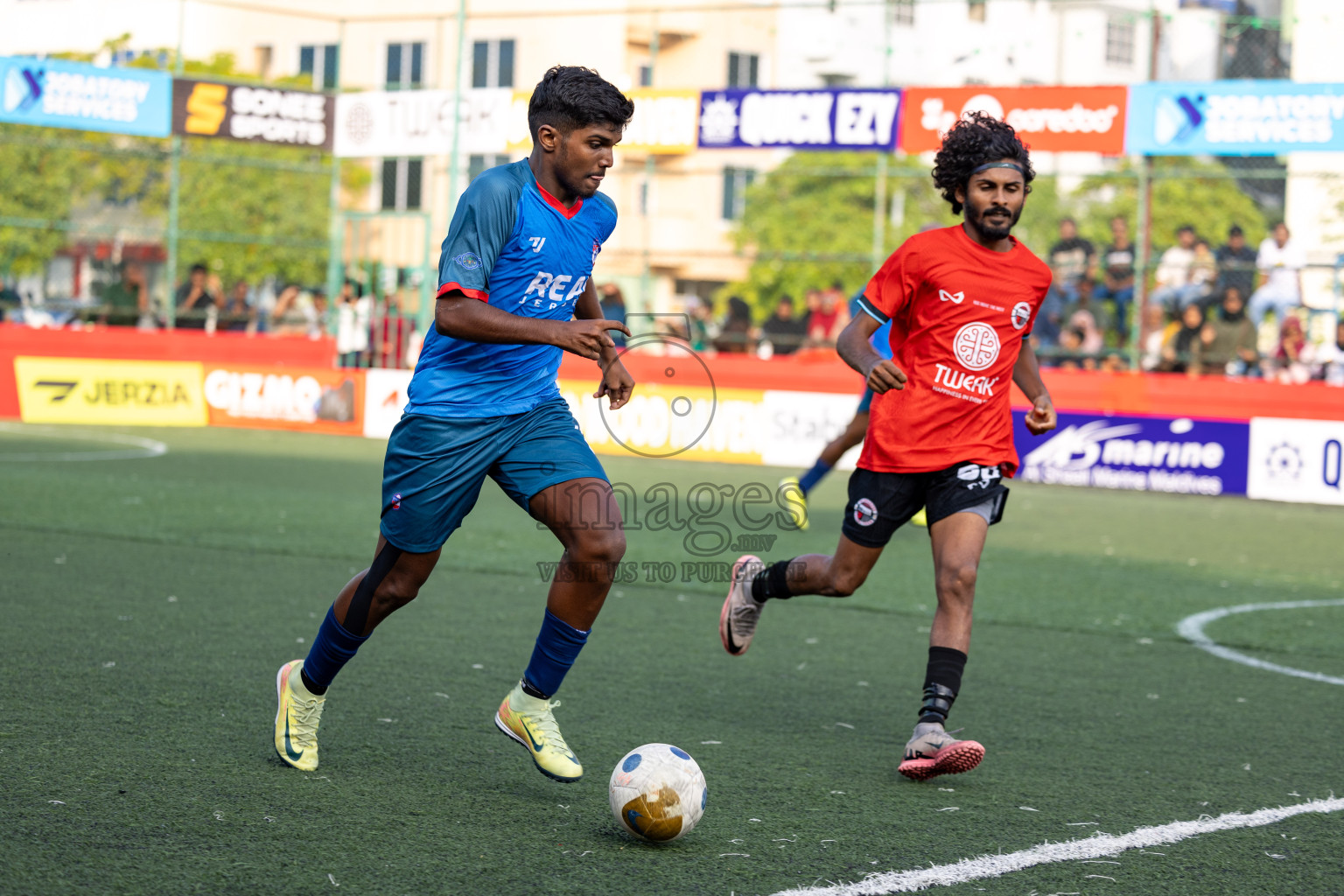 Th Dhiyamigili vs Th Omadhoo in Day 14 of Golden Futsal Challenge 2025 was held on Saturday, 18th January 2025, in Hulhumale', Maldives. 
Photos: Hassan Simah / images.mv