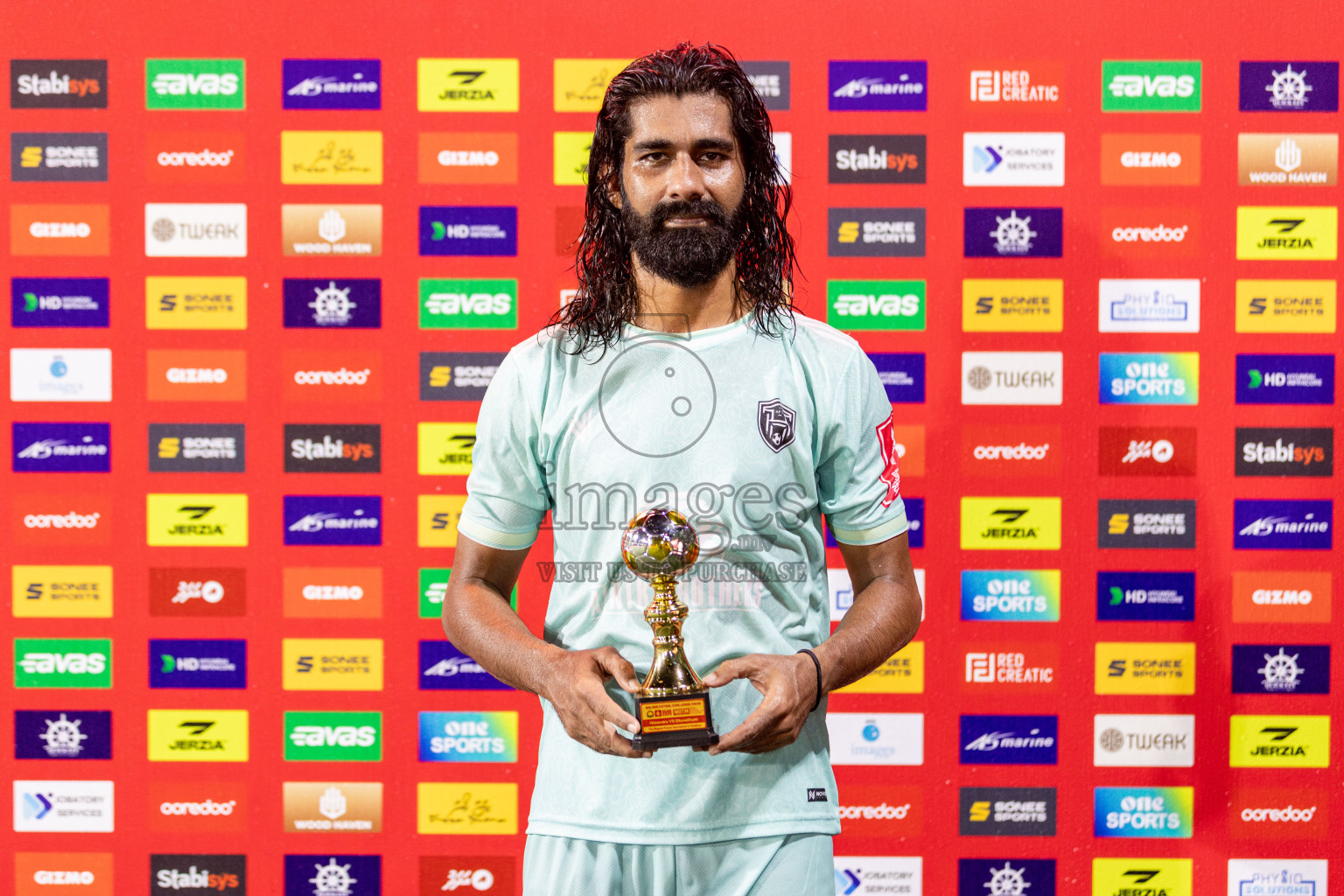 Lh. Hinnavaru VS Lh. Olhuvelifushi on Day 22 of Golden Futsal Challenge 2025 was held on Sunday, 26 January 2025, in Hulhumale', Maldives. 
Photos: Hassan Simah / images.mv