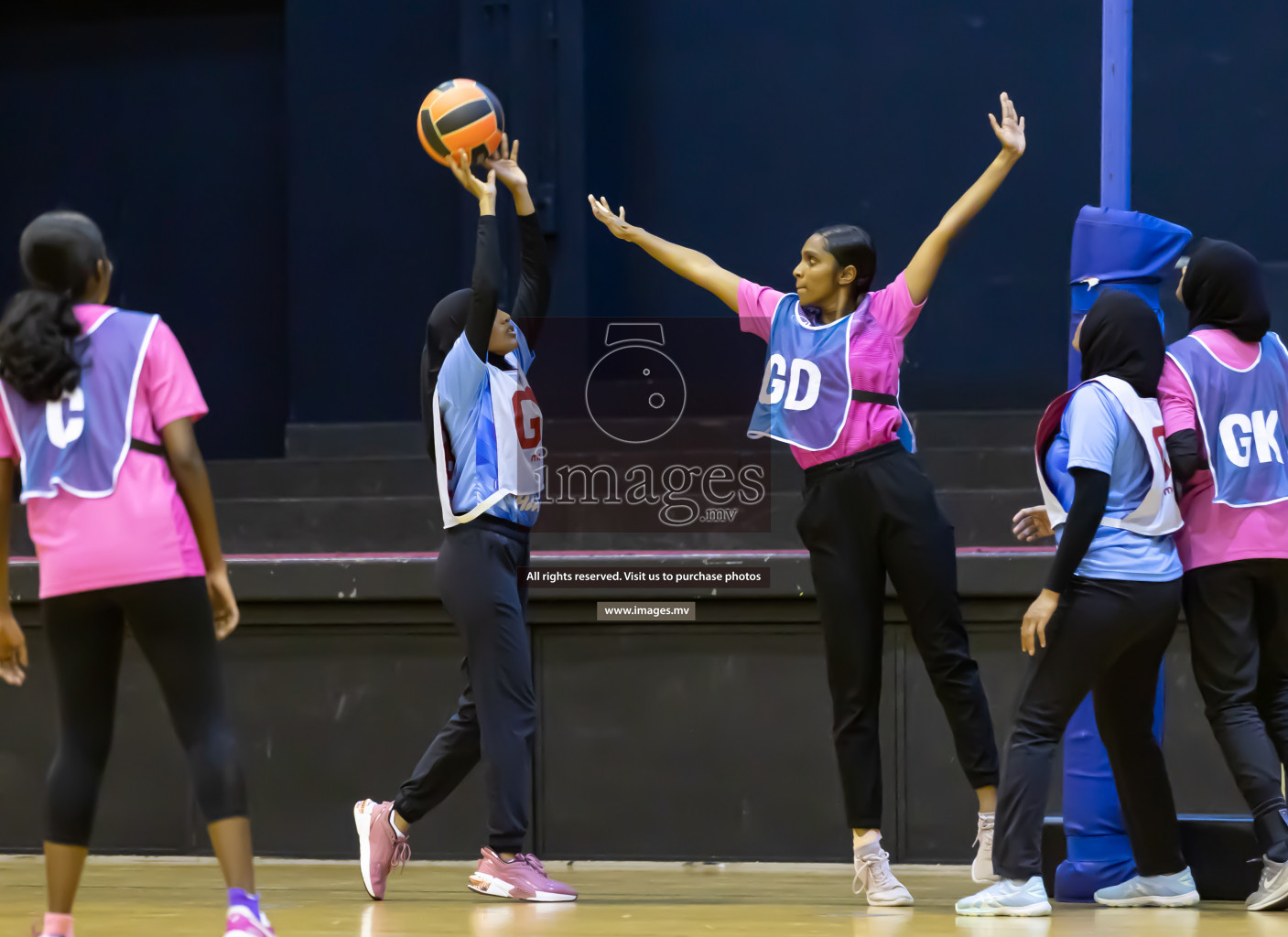 Shinning Star vs Mahibadhoo in the Milo National Netball Tournament 2022 on 21 July 2022, held in Social Center, Male', Maldives. Photographer: Shuu / Images.mv