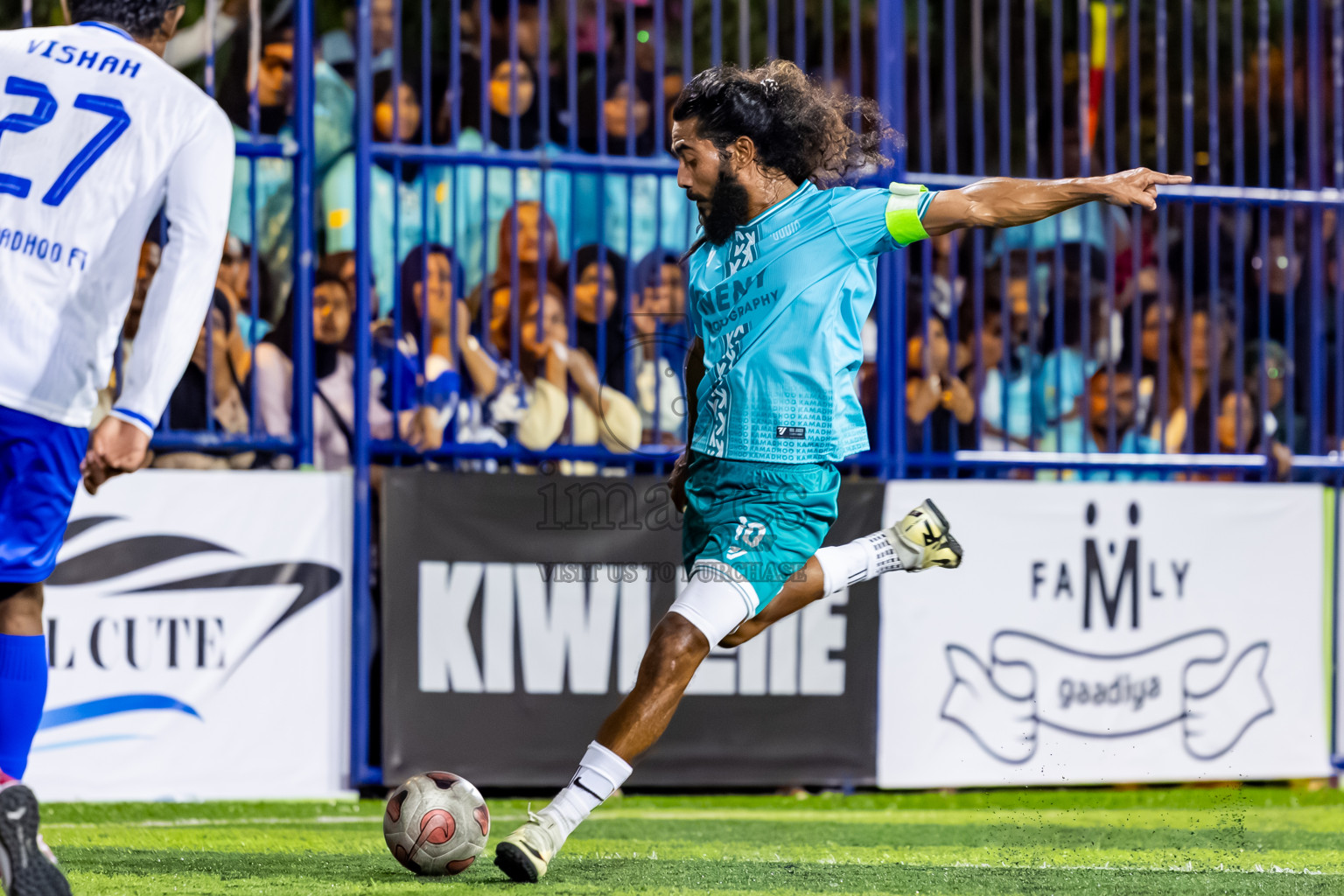 Hithaadhoo vs Kamadhoo in Quater Finals of Better in Baa Futsal Fiesta 2025 Men's division held in B. Eydhafushi, Maldives on Thursday, 13th November 2025. Photos: Nausham Waheed / images.mv