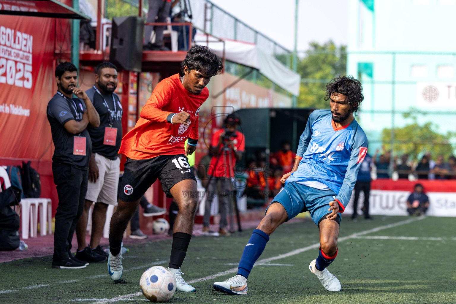 Th Dhiyamigili vs Th Omadhoo in Day 14 of Golden Futsal Challenge 2025 was held on Saturday, 18th January 2025, in Hulhumale', Maldives. 
Photos: Hassan Simah / images.mv