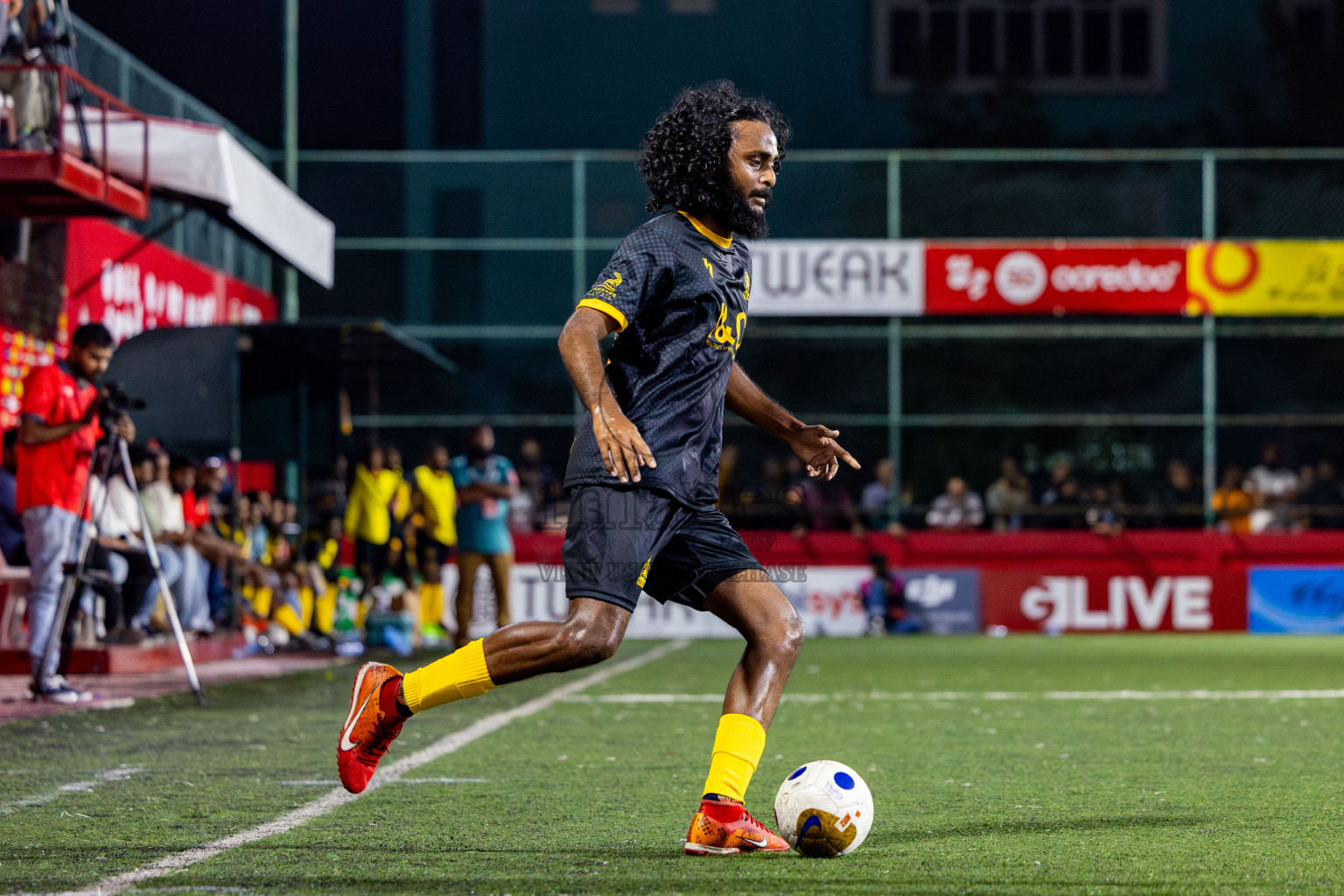 R Kalaidhoo vs R Isdhoo in Day 14 of Golden Futsal Challenge 2025 was held on Saturday, 18th January 2025, in Hulhumale', Maldives. Photos: Nausham Waheed / images.mv