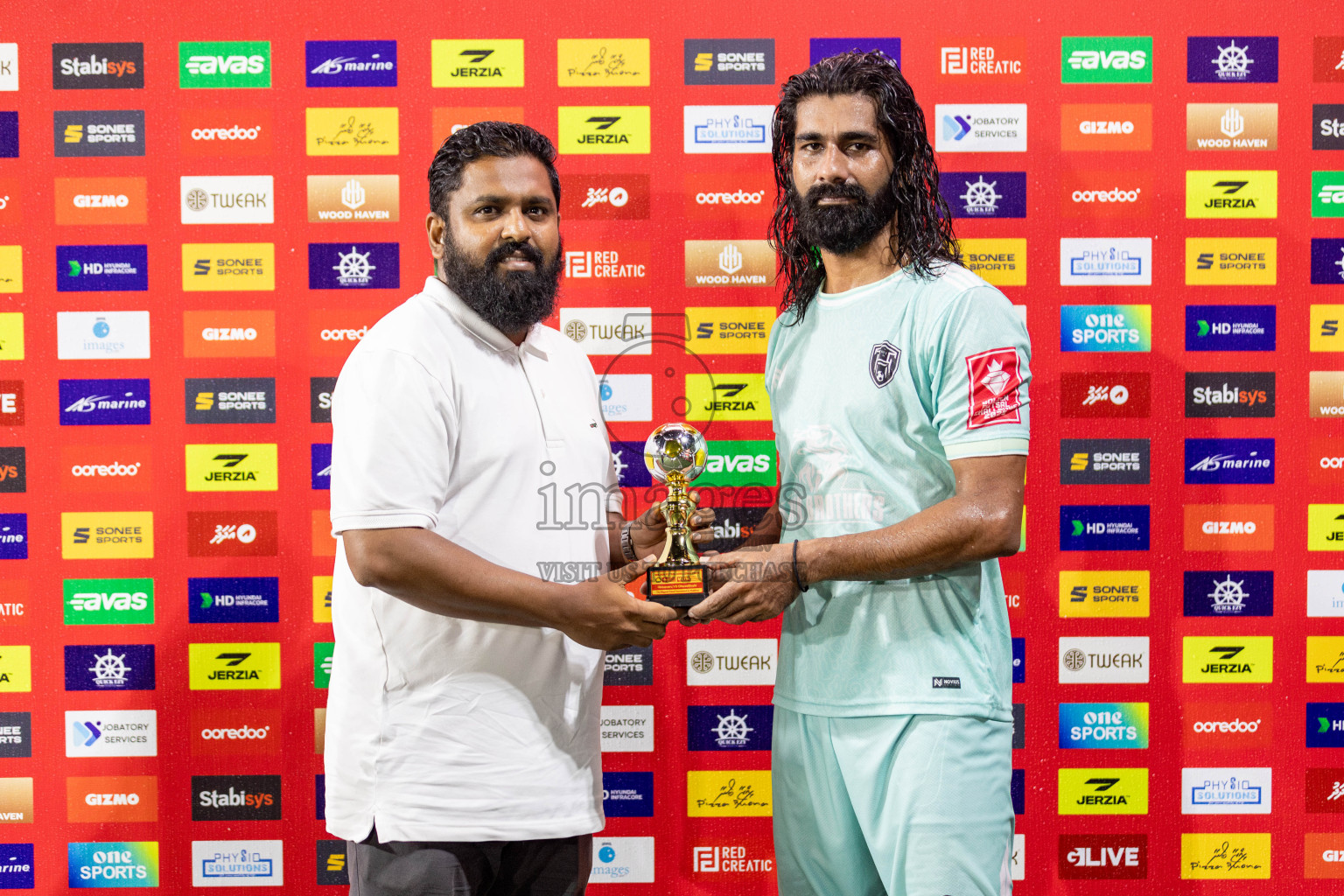 Lh. Hinnavaru VS Lh. Olhuvelifushi on Day 22 of Golden Futsal Challenge 2025 was held on Sunday, 26 January 2025, in Hulhumale', Maldives. 
Photos: Hassan Simah / images.mv