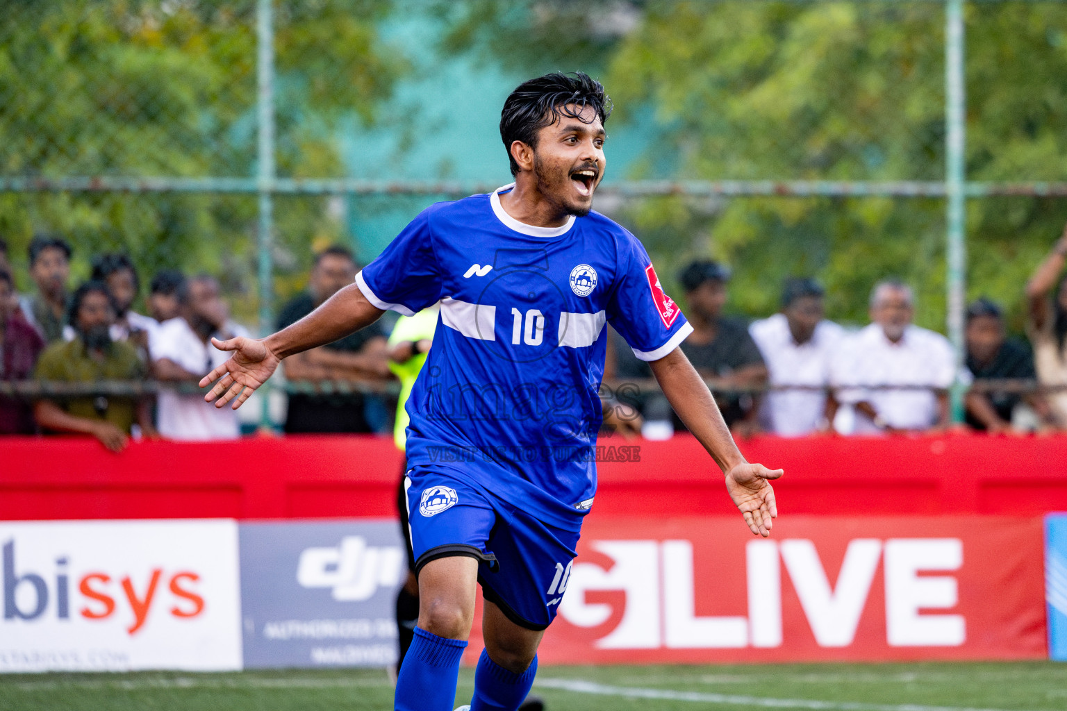 Th. Gaadhiffushi VS Th. Veymandoo in Day 14 of Golden Futsal Challenge 2025 was held on Saturday, 18th January 2025, in Hulhumale', Maldives. 
Photos: Hassan Simah / images.mv