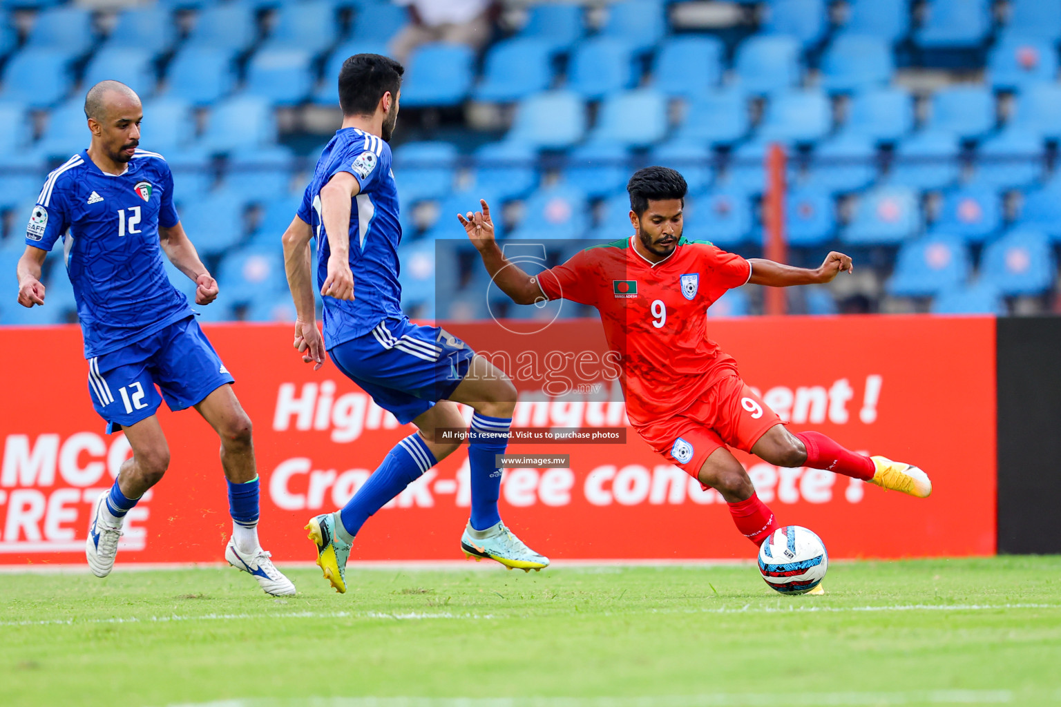 Kuwait vs Bangladesh in the Semi-final of SAFF Championship 2023 held in Sree Kanteerava Stadium, Bengaluru, India, on Saturday, 1st July 2023. Photos: Nausham Waheed, Hassan Simah / images.mv