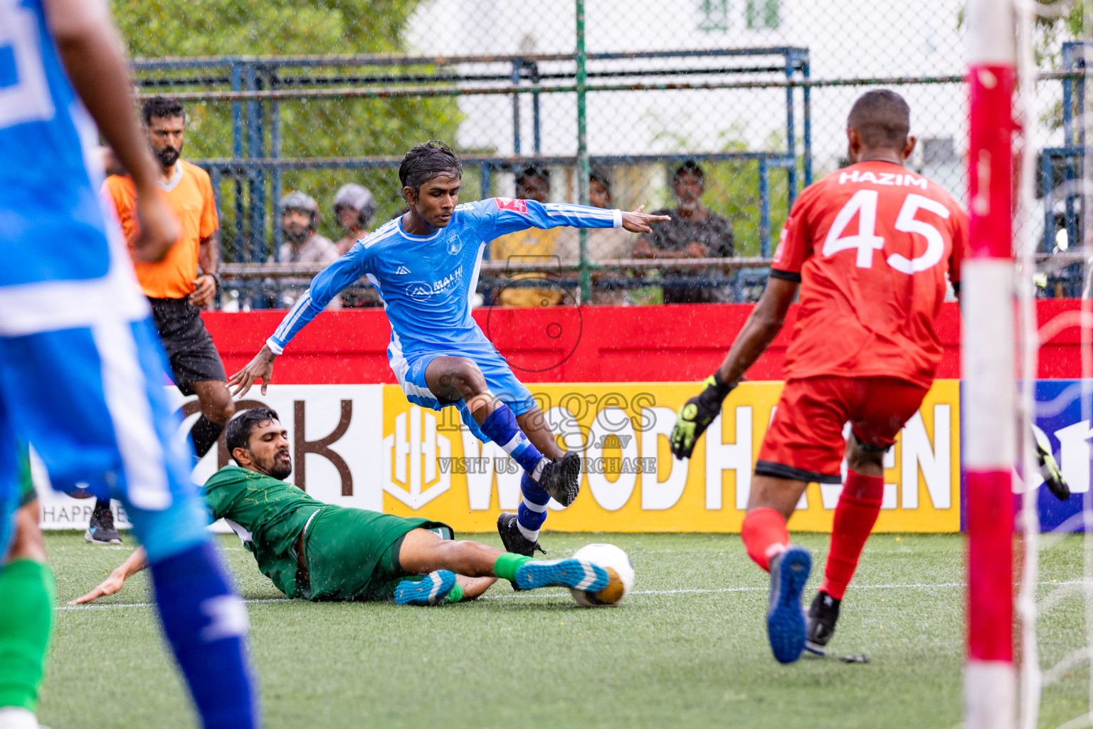 R Maduvvari VS R Alifushi in Day 6 of Golden Futsal Challenge 2025 on Friday, 6th January 2025, in Hulhumale', Maldives 
Photos: Hassan Simah / images.mv