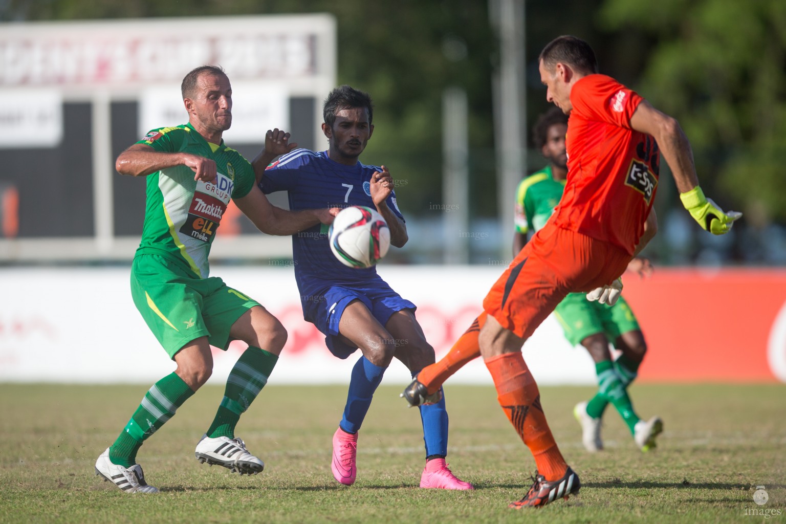 Presidents Cup final match between New Radiant Sports Club and Maziya Sports, Saturday, October. 4, 2015 (Images.mv Photo/ Hussain Sinan).