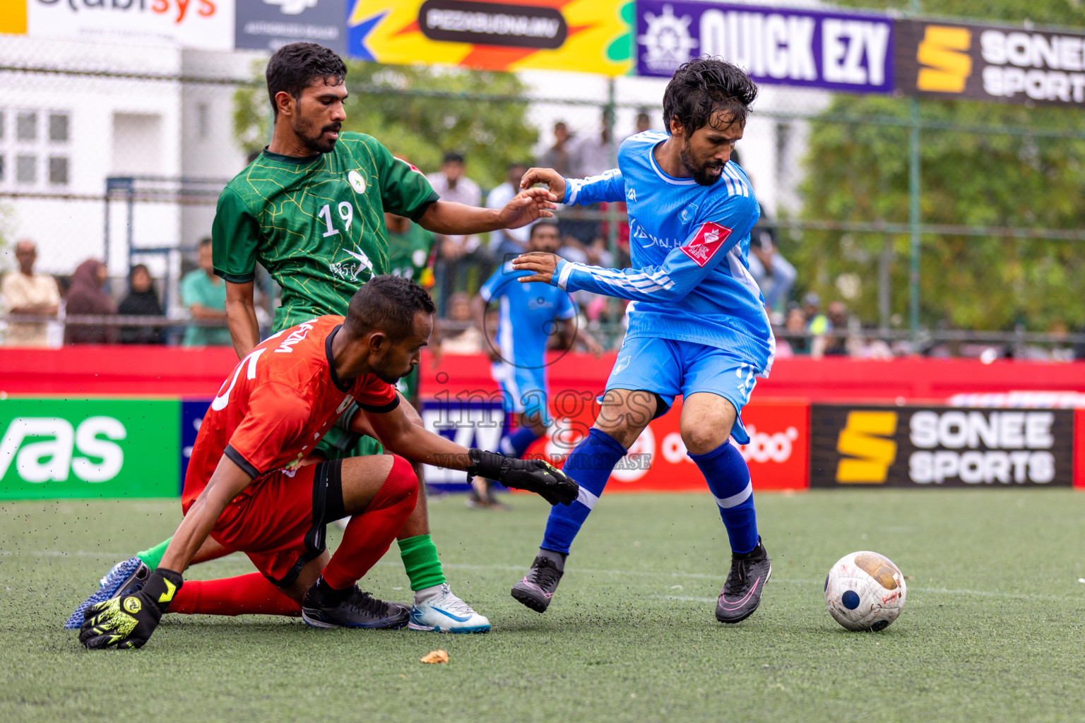 R Maduvvari VS R Alifushi in Day 6 of Golden Futsal Challenge 2025 on Friday, 6th January 2025, in Hulhumale', Maldives 
Photos: Hassan Simah / images.mv