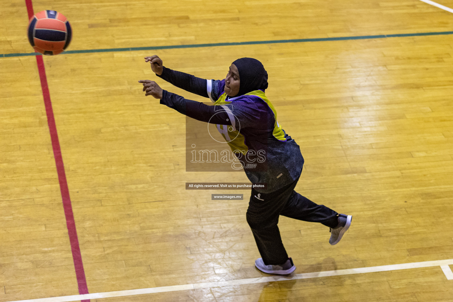 Sports Club Skylark vs Vyansa in the Milo National Netball Tournament 2022 on 17 July 2022, held in Social Center, Male', Maldives. 
Photographer: Hassan Simah / Images.mv