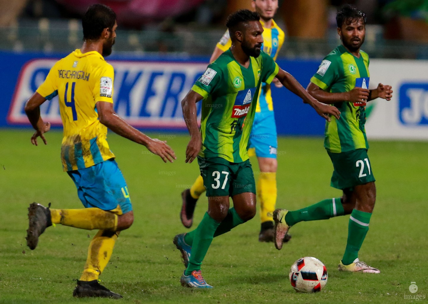 Maziya Sports & Recreation vs Club Valencia in the second round of Ooredoo Dhivehi Premiere League. 2016 Male', Saturday 13 August 2016. (Images.mv Photo: Abdulla Abeedh)