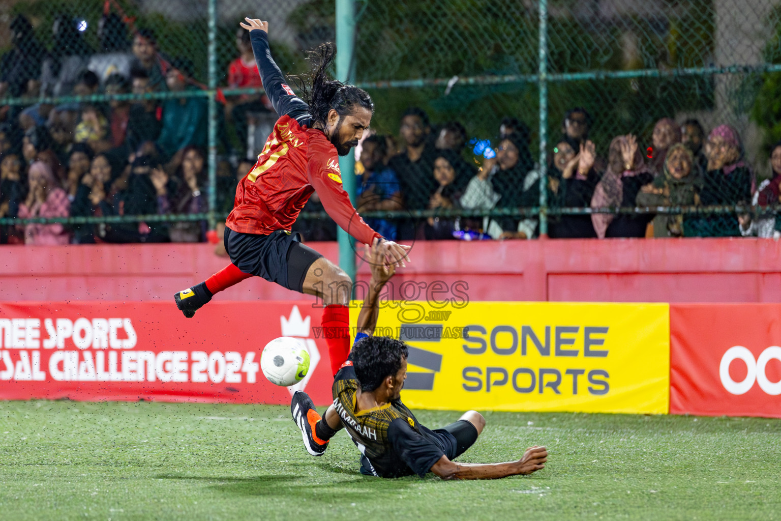 L. Gan VS Th. Omadhoo on Day 35 of Golden Futsal Challenge 2024 was held on Tuesday, 20th February 2024, in Hulhumale', Maldives 
Photos: Hassan Simah, / images.mv