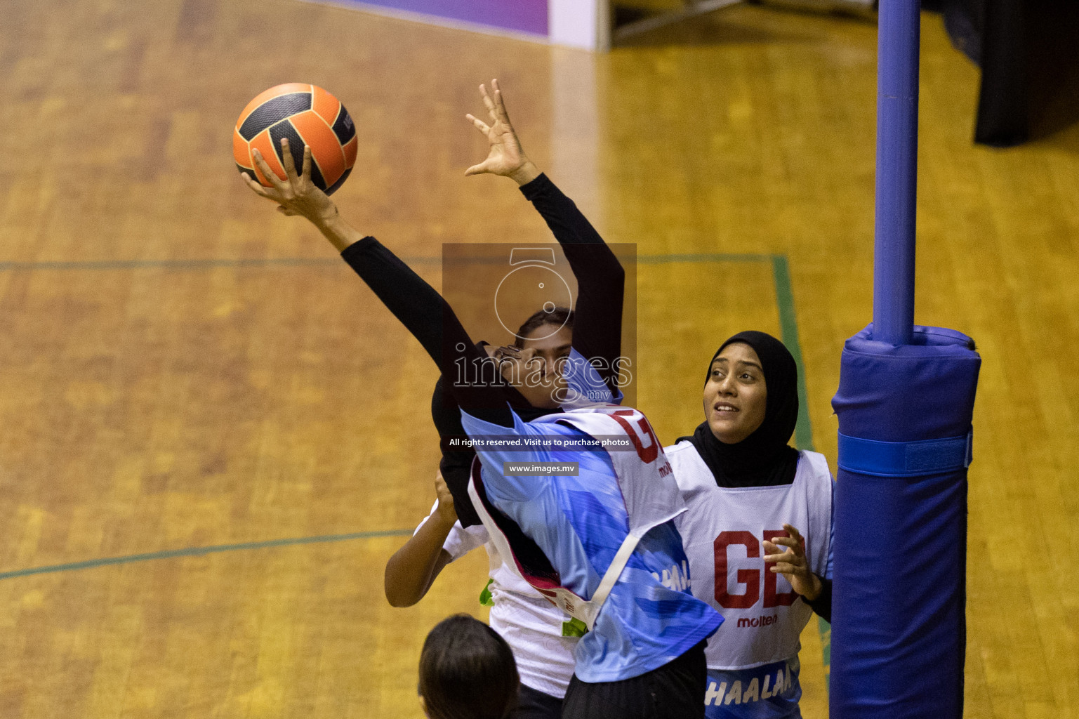 Club Green Streets vs Mahibadhoo in the Milo National Netball Tournament 2022 on 20 July 2022, held in Social Center, Male', Maldives. Photographer: Shuu / Images.mv