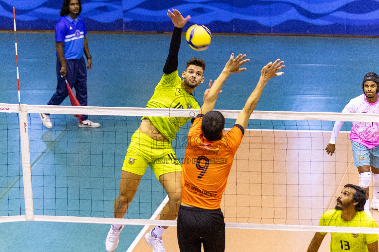 Final of Men's Division of Volleyball Association Cup 2023 held in Male', Maldives on Tuesday, 26th December 2023 at Social Center Indoor Hall Photos By: Nausham Waheed /images.mv