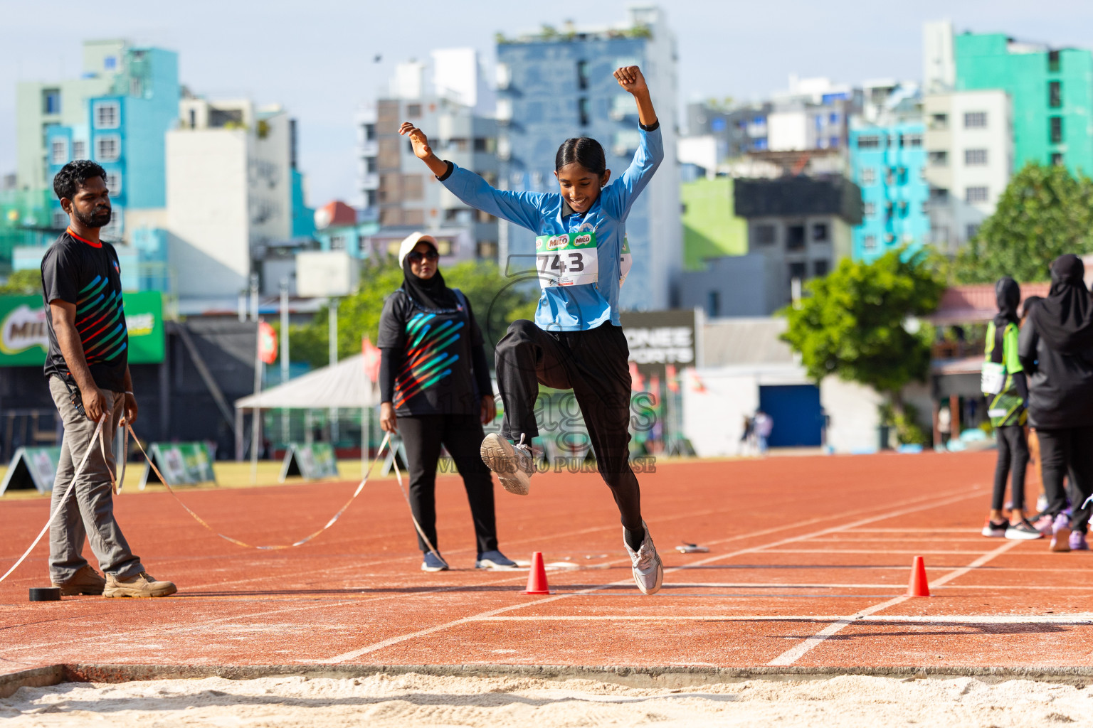 Day 4 of Inter-school Athletics Championship 2025 held in Ekuveni Synthetic Track, Male', Maldives on Thursday, 09th October 2025. Photos by: Raaif Yoosuf / Images.mv