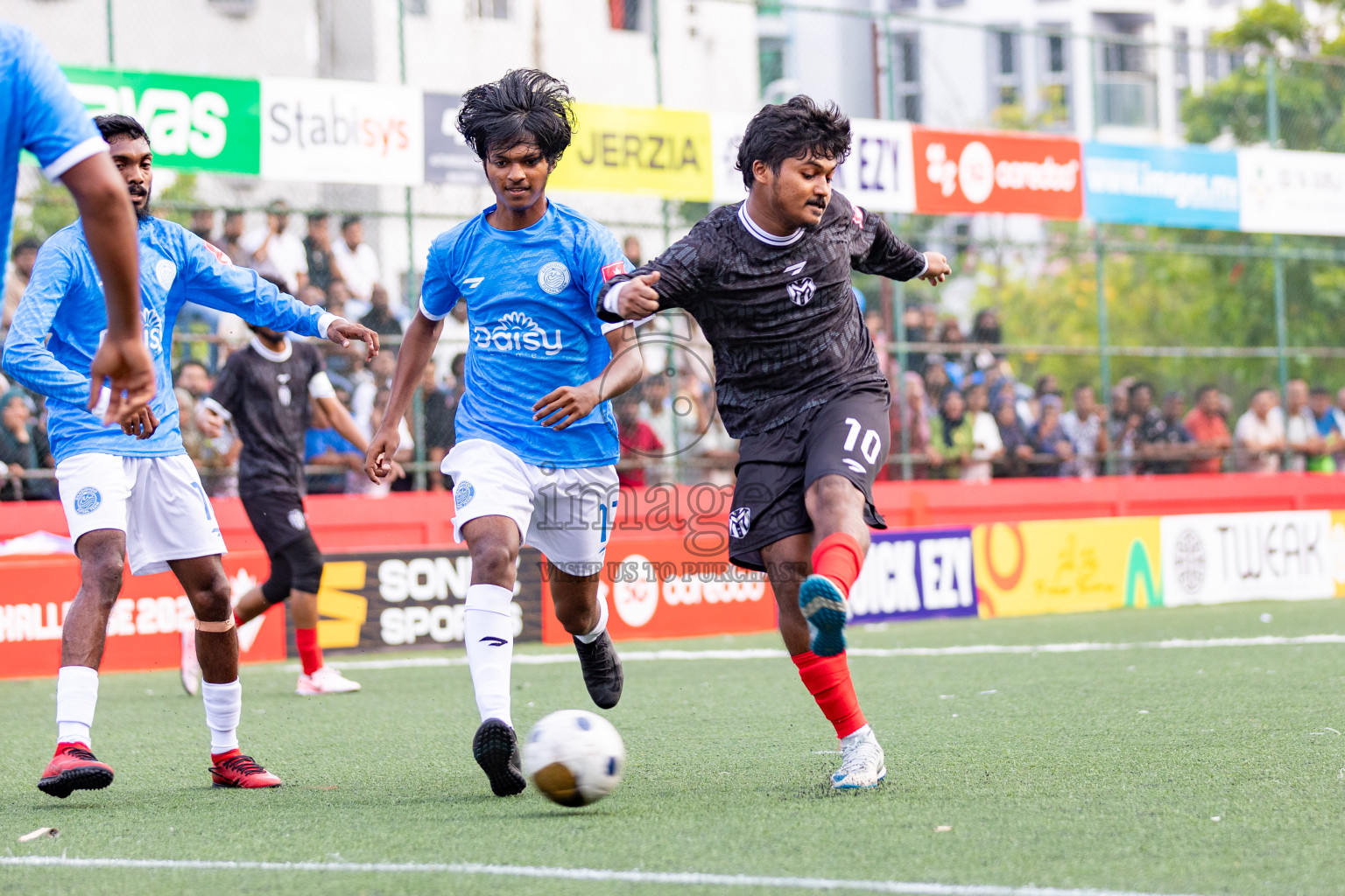 Dh Bandidhoo vs Dh. Maaenboodhoo in Day 13 of Golden Futsal Challenge 2025 was held on Friday, 17th January 2025, in Hulhumale', Maldives Photos: Hassan Simah / images.mv