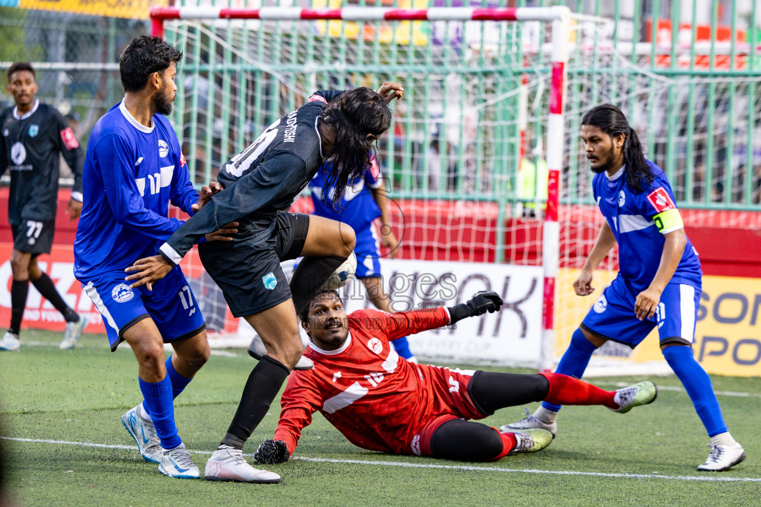 Th. Gaadhiffushi VS Th. Veymandoo in Day 14 of Golden Futsal Challenge 2025 was held on Saturday, 18th January 2025, in Hulhumale', Maldives. 
Photos: Hassan Simah / images.mv