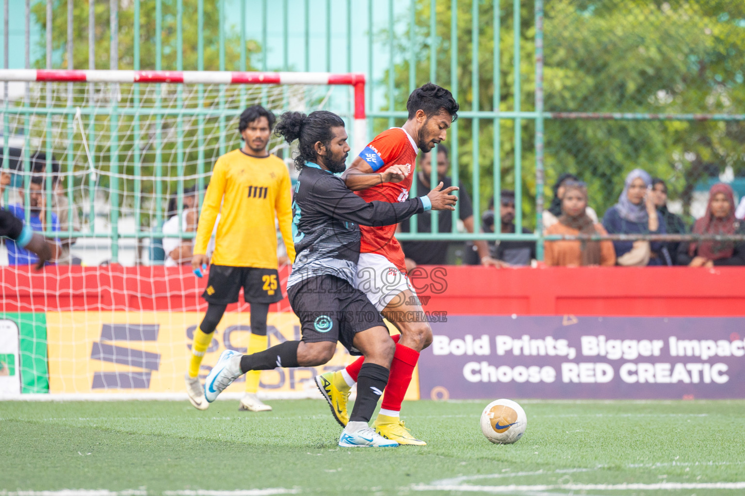 K Kaashidhoo vs K Thulusdhoo in Day 15 of Golden Futsal Challenge 2025 was held on Sunday, 19th January 2025, in Hulhumale', Maldives. Photos: Mohamed Mahfooz Moosa / images.mv