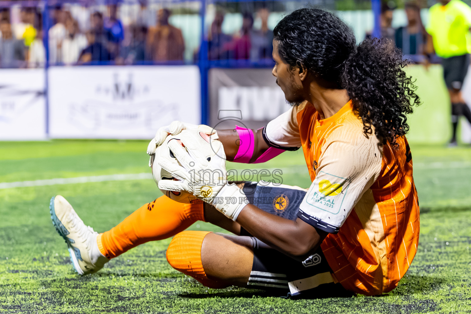 Dhonfan vs Fehendhoo in Day 1 of Better in Baa Futsal Fiesta 2025 Man's division held in B. Eydhafushi, Maldives on Wednesday, 5th November 2025. Photos: Nausham Waheed / images.mv