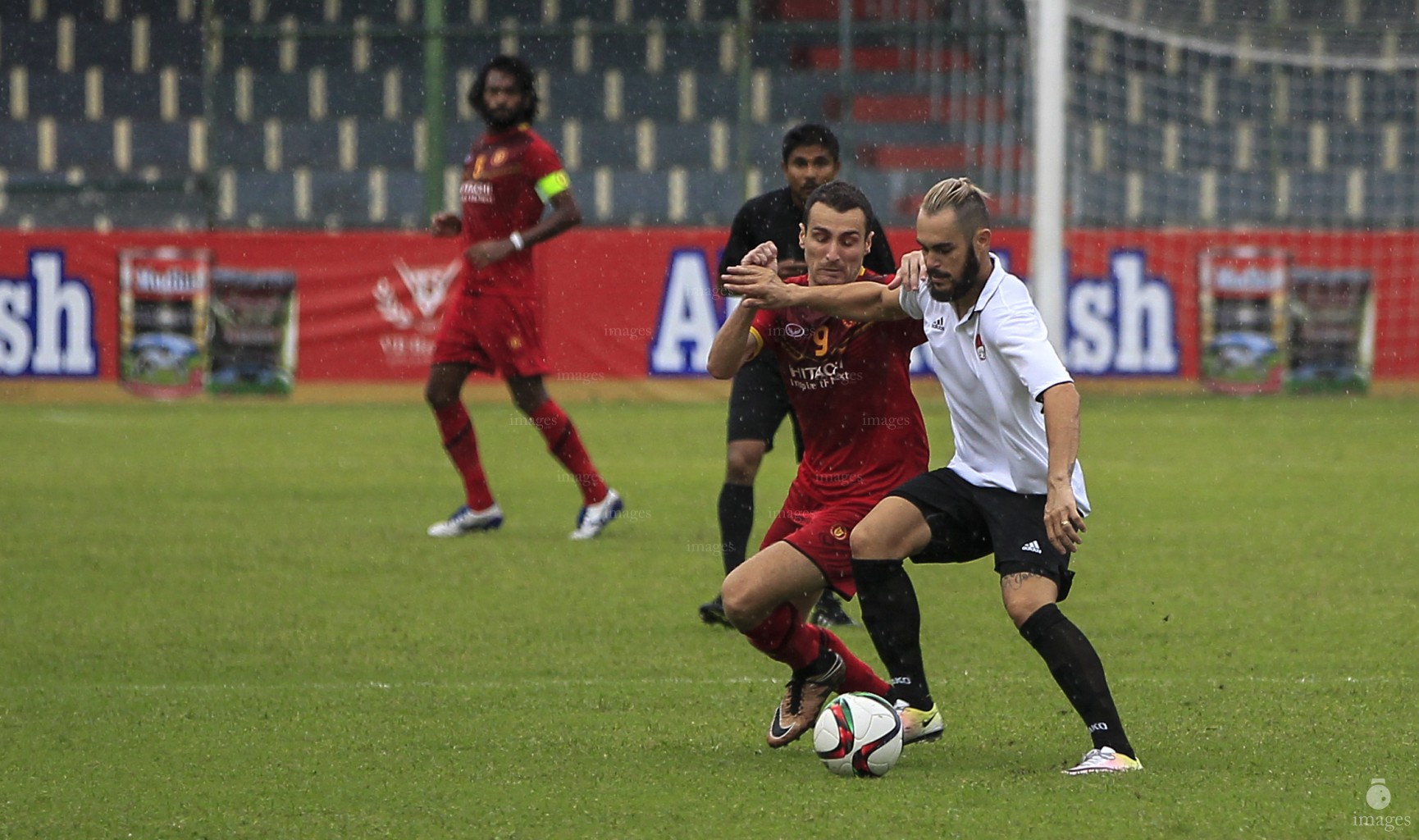 Victory Sports Club vs United Victory in Ooredoo Dhivehi Premier League 2016 Male', Wednesday April 20 2016. (Images.mv Photo: Mohamed Ahsan)