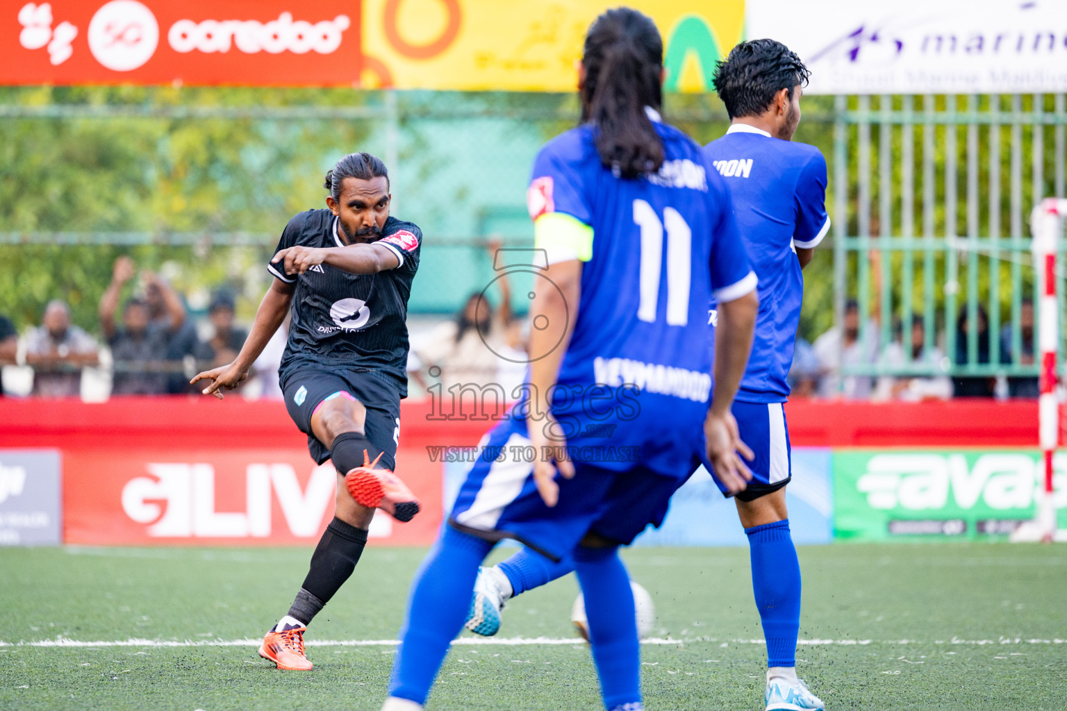 Th. Gaadhiffushi VS Th. Veymandoo in Day 14 of Golden Futsal Challenge 2025 was held on Saturday, 18th January 2025, in Hulhumale', Maldives. 
Photos: Hassan Simah / images.mv