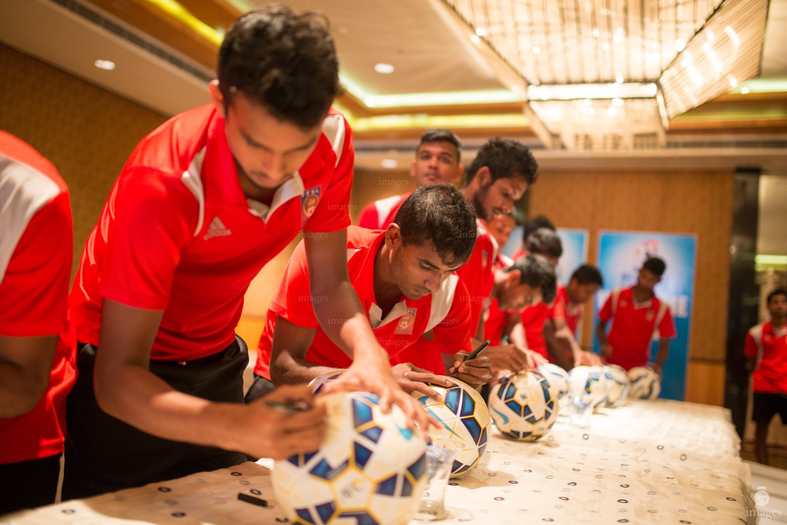 Players of Sri Lanka signs the match balls in Thiruvananthapuram, India, Friday, December. 24, 2015.  (Images.mv Photo/ Hussain Sinan).