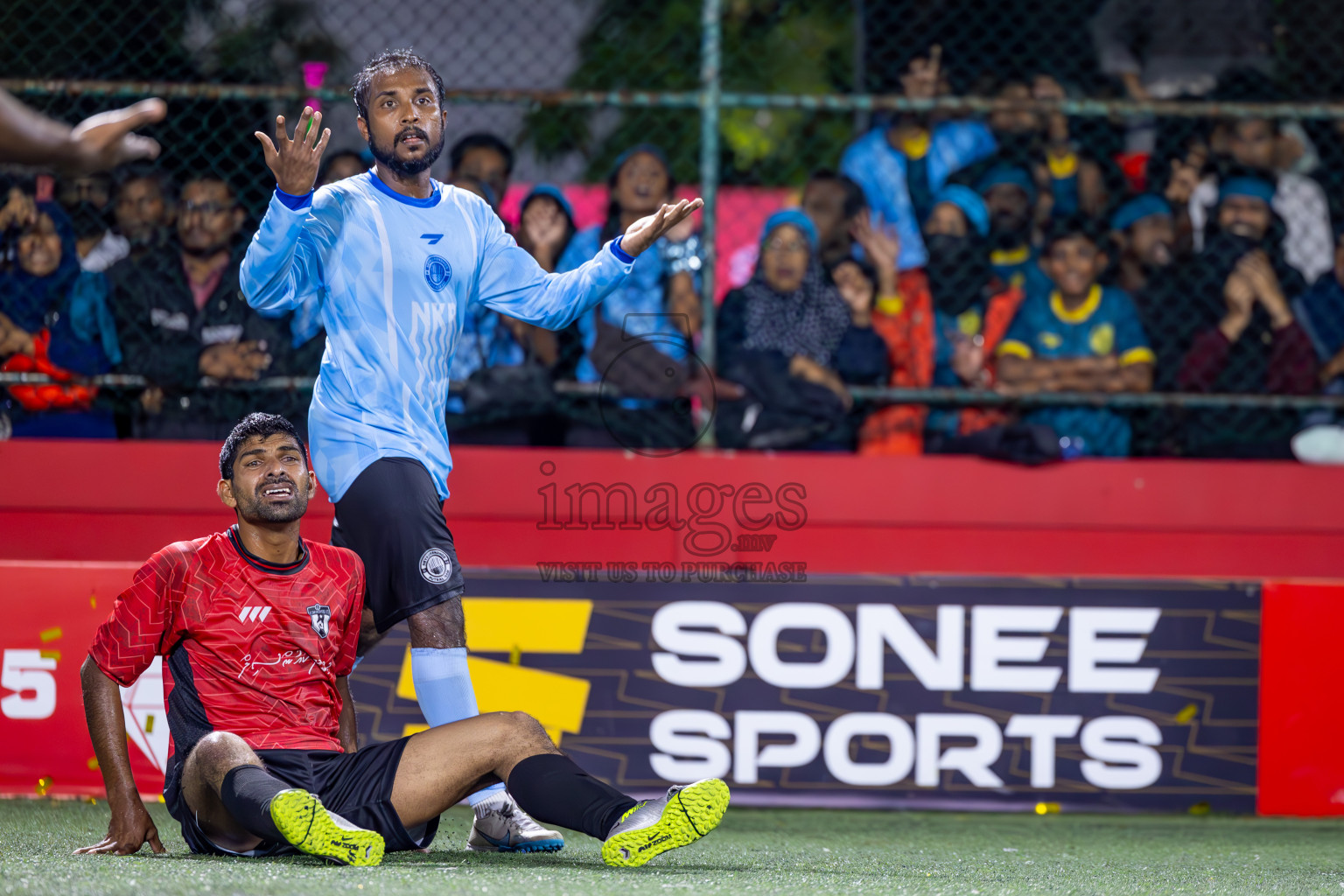 HDh Neykurendhoo vs HDh Kumundhoo in Haa Dhaalu Atoll Semi Final on Day 23 of Golden Futsal Challenge 2025 was held on Monday , 27th January 2025, in Hulhumale', Maldives.
Photos: Ismail Thoriq / images.mv