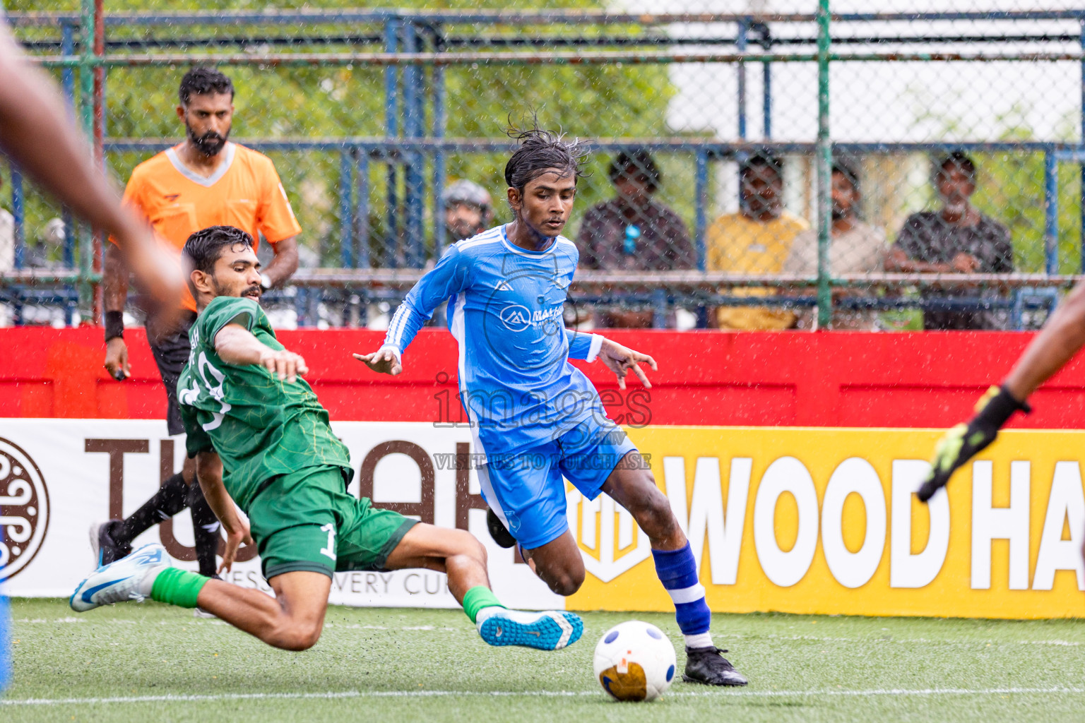 R Maduvvari VS R Alifushi in Day 6 of Golden Futsal Challenge 2025 on Friday, 6th January 2025, in Hulhumale', Maldives 
Photos: Hassan Simah / images.mv