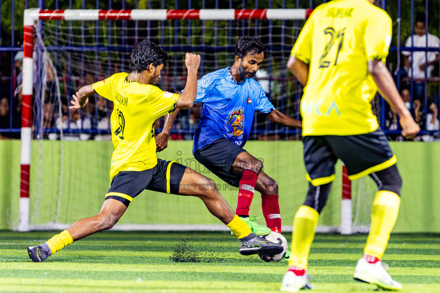 FC Dhunthari vs Vela Sports Club in Day 5 of Eydhafushi Futsal Cup 2024 was held on Friday, 12th April 2024, in B Eydhafushi, Maldives Photos: Nausham Waheed / images.mv