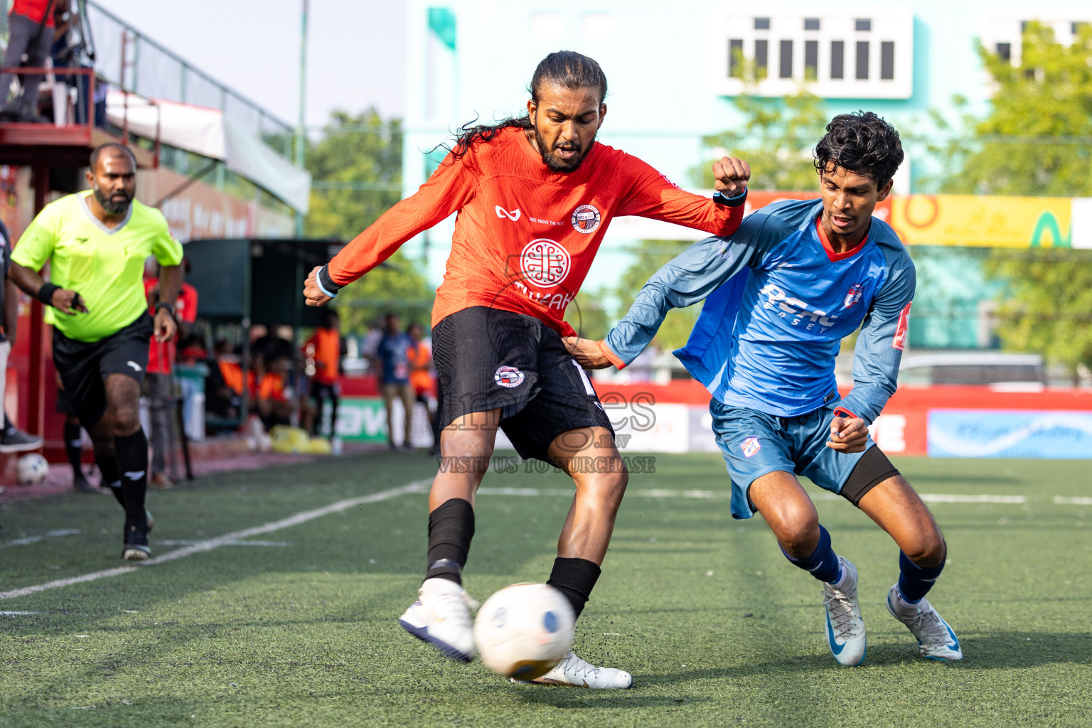 Th Dhiyamigili vs Th Omadhoo in Day 14 of Golden Futsal Challenge 2025 was held on Saturday, 18th January 2025, in Hulhumale', Maldives. 
Photos: Hassan Simah / images.mv