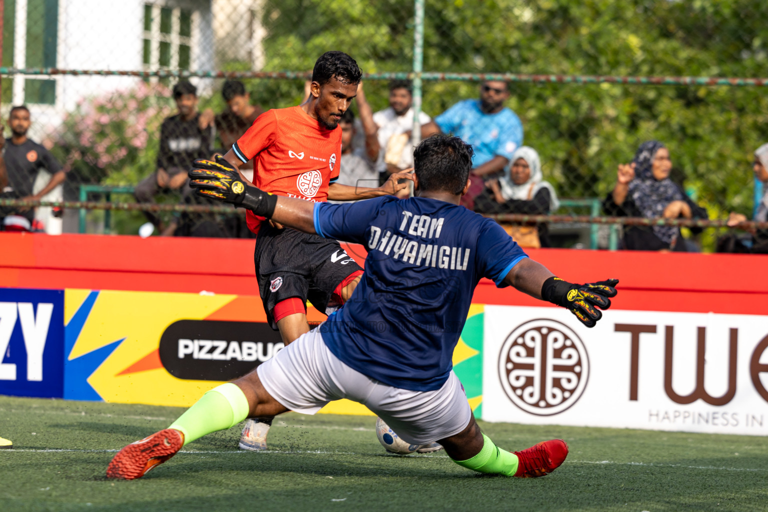 Th Dhiyamigili vs Th Omadhoo in Day 14 of Golden Futsal Challenge 2025 was held on Saturday, 18th January 2025, in Hulhumale', Maldives. 
Photos: Hassan Simah / images.mv