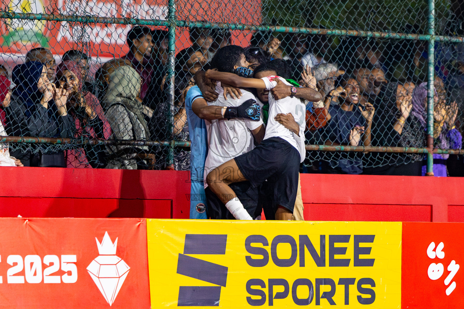 Th Omadhoo vs Th Thimarafushi in Day 18 of Golden Futsal Challenge 2025 was held on Wednesday, 22nd January 2025, in Hulhumale', Maldives. Photos: Nausham Waheed / images.mv