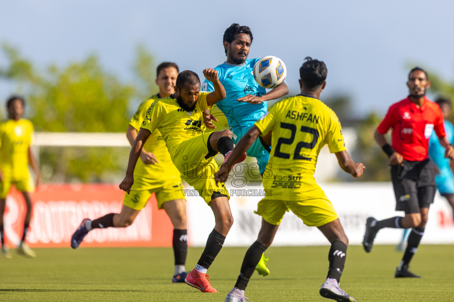 Vela Sports Club vs Irumathi FC in Day 1 of Eydhafushi Cup 2025 held in Eydhafushi Football Stadium at B. Eydhafushi, Maldives on Friday, 5th September 2025. Photos: Mohamed Mahfouz Moosa / images.mv