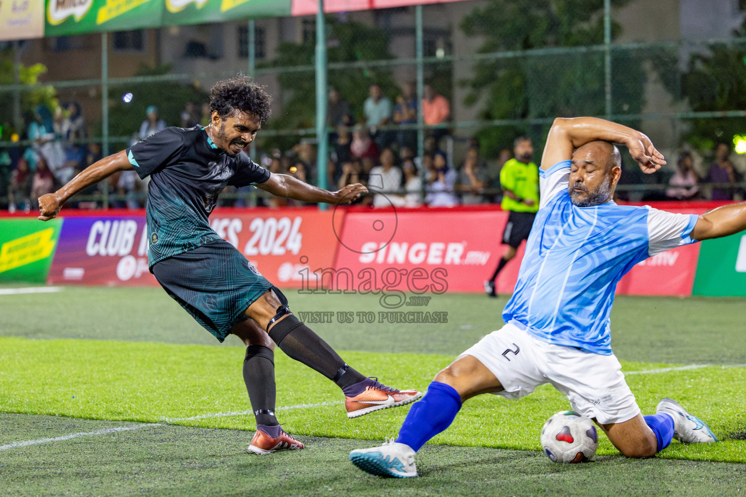 KHAARIJEE VS SDFC in Club Maldives Classic 2024 held in Rehendi Futsal Ground, Hulhumale', Maldives on Friday, 6th September 2024. 
Photos: Hassan Simah / images.mv