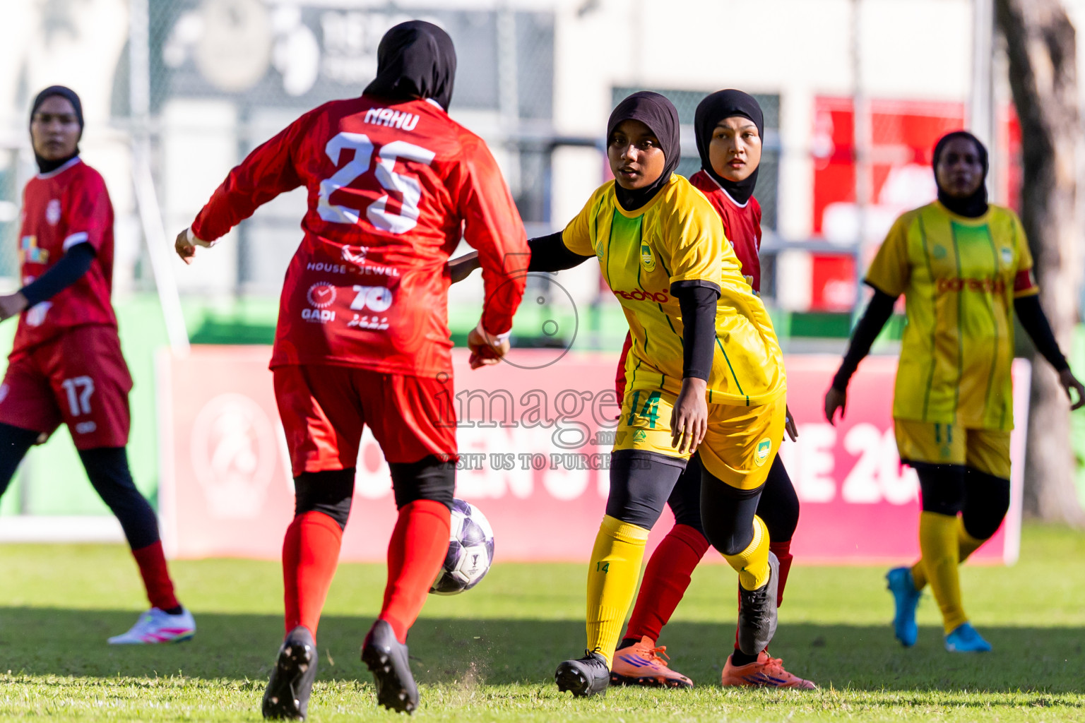 Biss Buru Sports Club vs Maziya Sports  in FAM Women’s League 2025 held in Henveiru Football ground, Male', Maldives on Wednesday, 3rd December 2025. Photos: Nausham Waheed / Images.mv