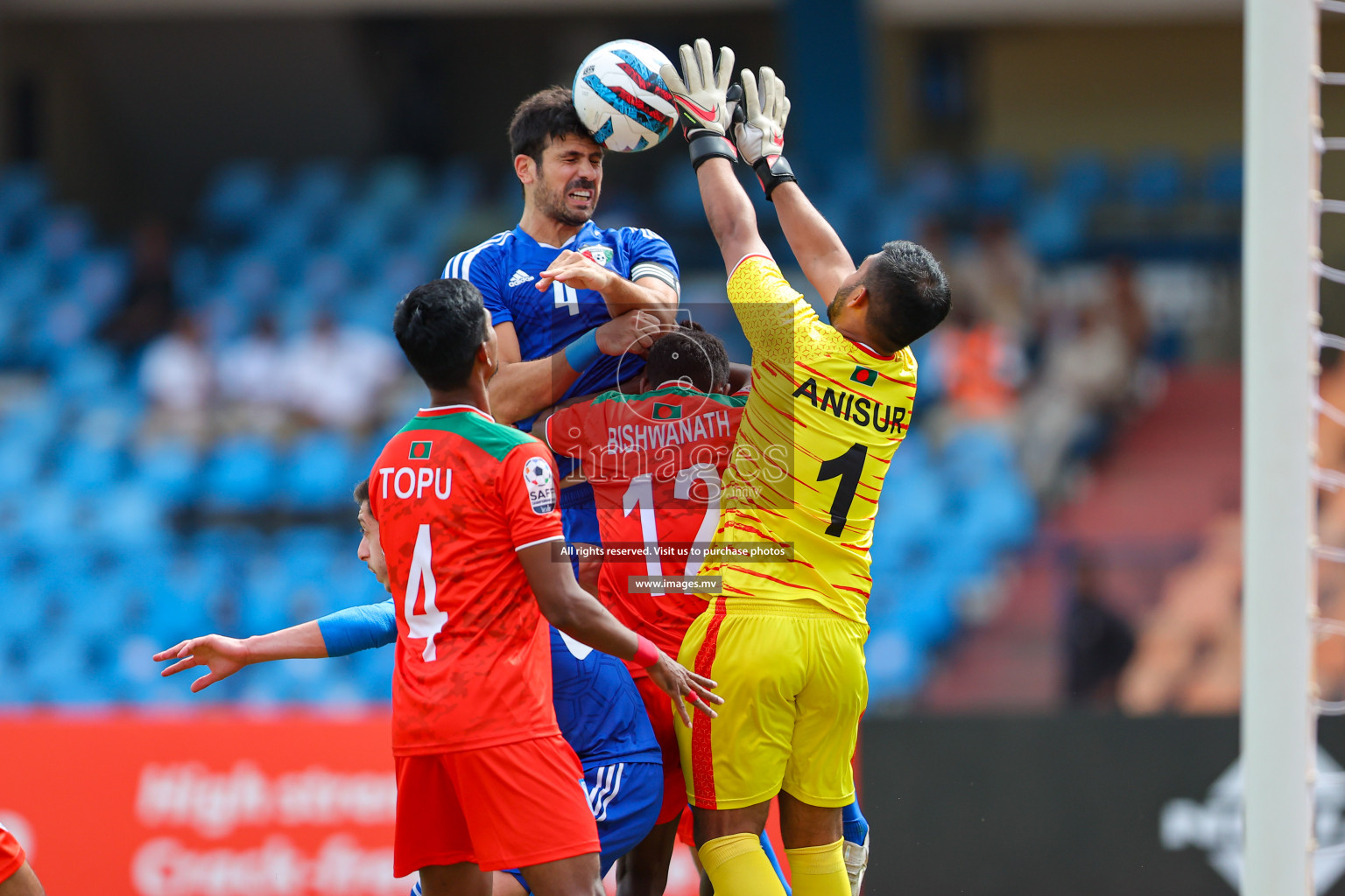 Kuwait vs Bangladesh in the Semi-final of SAFF Championship 2023 held in Sree Kanteerava Stadium, Bengaluru, India, on Saturday, 1st July 2023. Photos: Nausham Waheed, Hassan Simah / images.mv