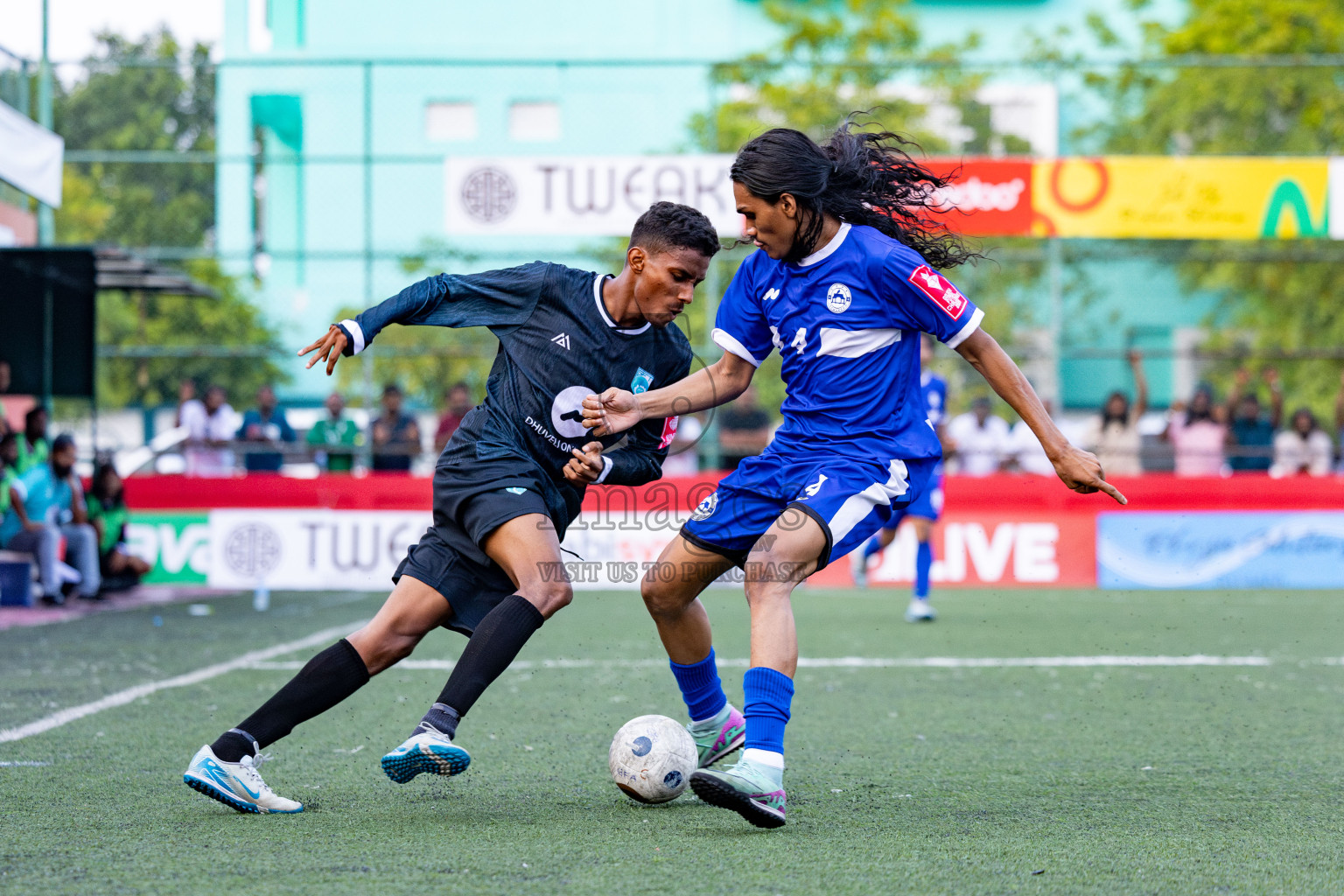 Th. Gaadhiffushi VS Th. Veymandoo in Day 14 of Golden Futsal Challenge 2025 was held on Saturday, 18th January 2025, in Hulhumale', Maldives. 
Photos: Hassan Simah / images.mv