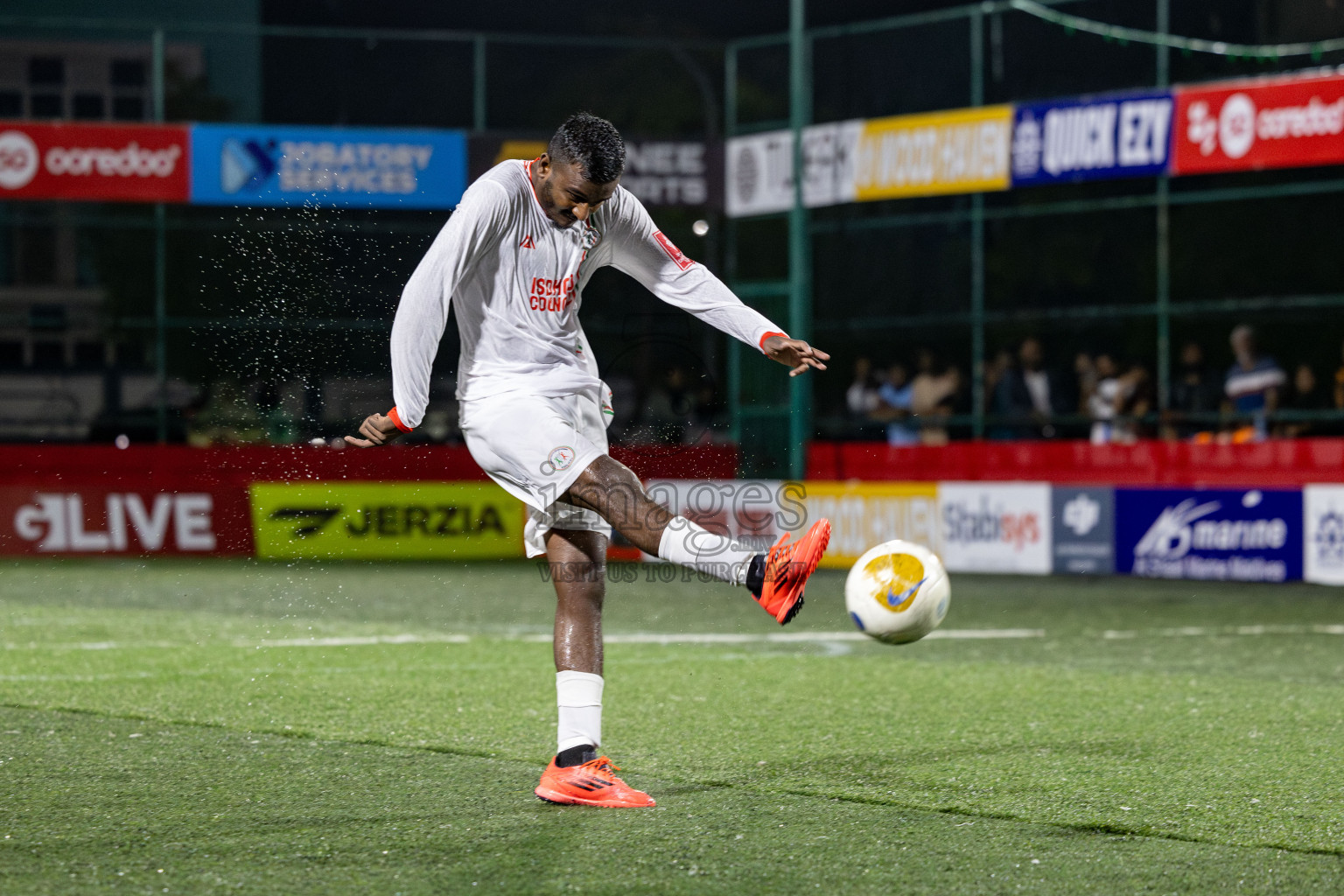L. Isdhoo VS L. Mundoo in Day 18 of Golden Futsal Challenge 2025 was held on Wednesday, 22nd January 2025, in Hulhumale', Maldives. Photos: Nausham Waheed / images.mv