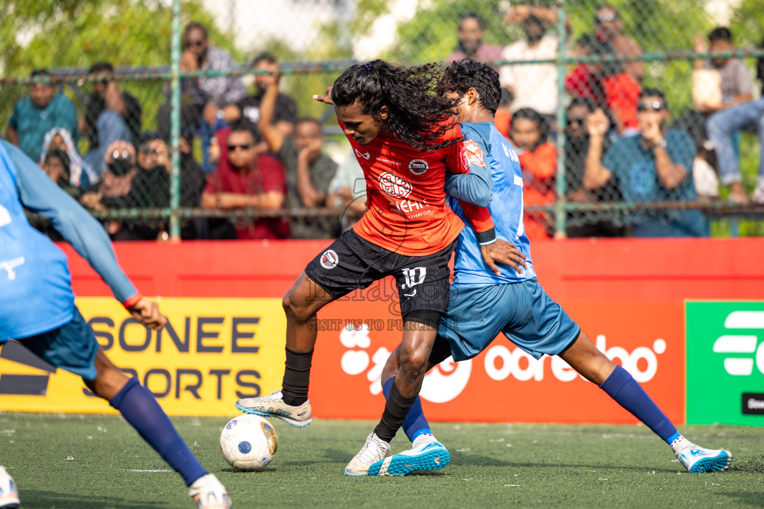 Th Dhiyamigili vs Th Omadhoo in Day 14 of Golden Futsal Challenge 2025 was held on Saturday, 18th January 2025, in Hulhumale', Maldives. 
Photos: Hassan Simah / images.mv