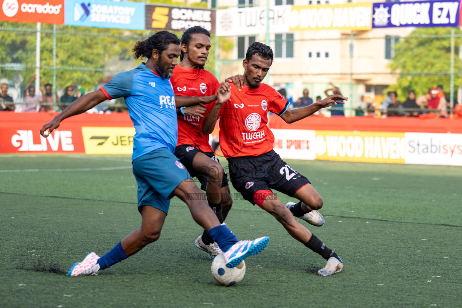 Th Dhiyamigili vs Th Omadhoo in Day 14 of Golden Futsal Challenge 2025 was held on Saturday, 18th January 2025, in Hulhumale', Maldives. 
Photos: Hassan Simah / images.mv