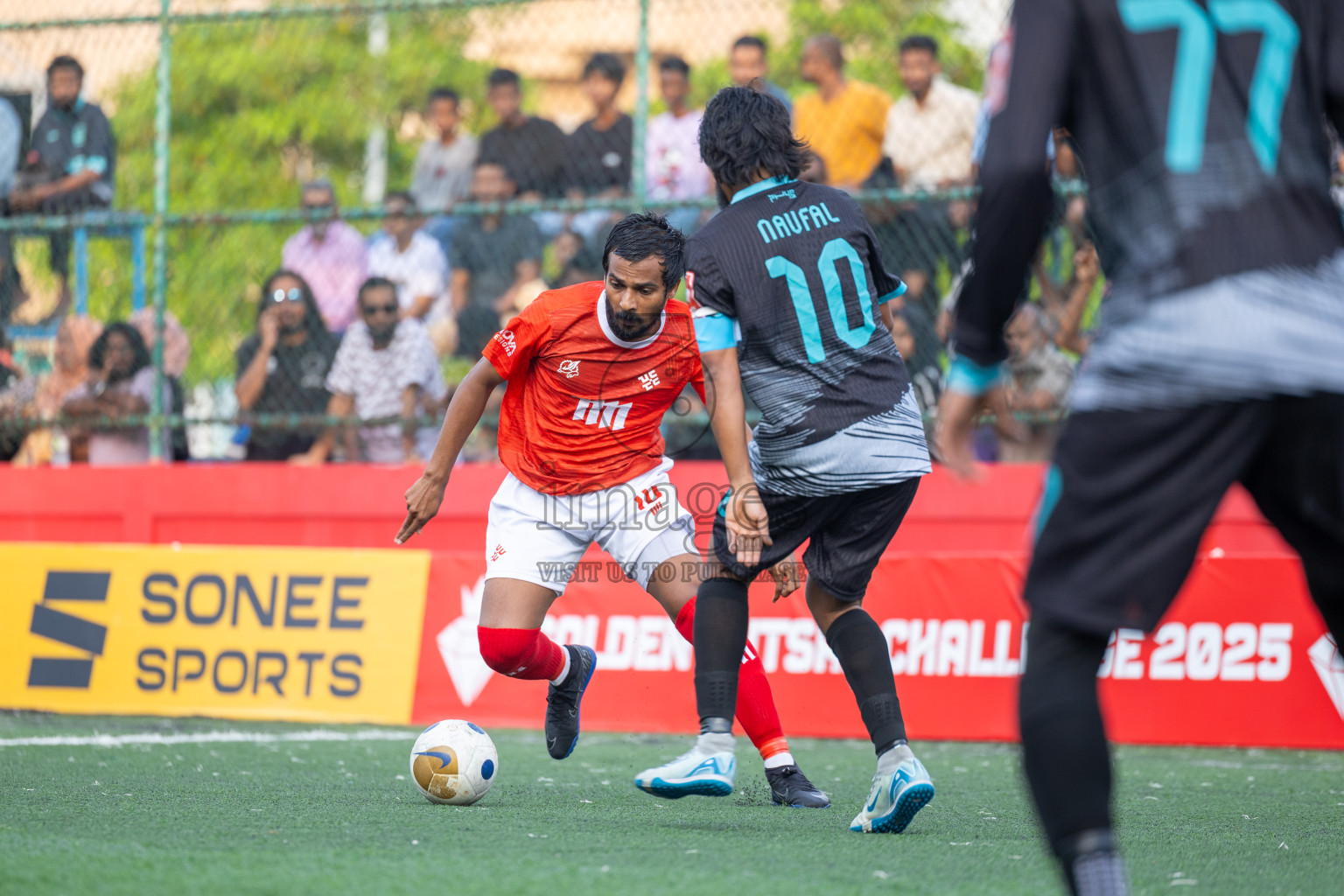 K Kaashidhoo vs K Thulusdhoo in Day 15 of Golden Futsal Challenge 2025 was held on Sunday, 19th January 2025, in Hulhumale', Maldives. Photos: Mohamed Mahfooz Moosa / images.mv