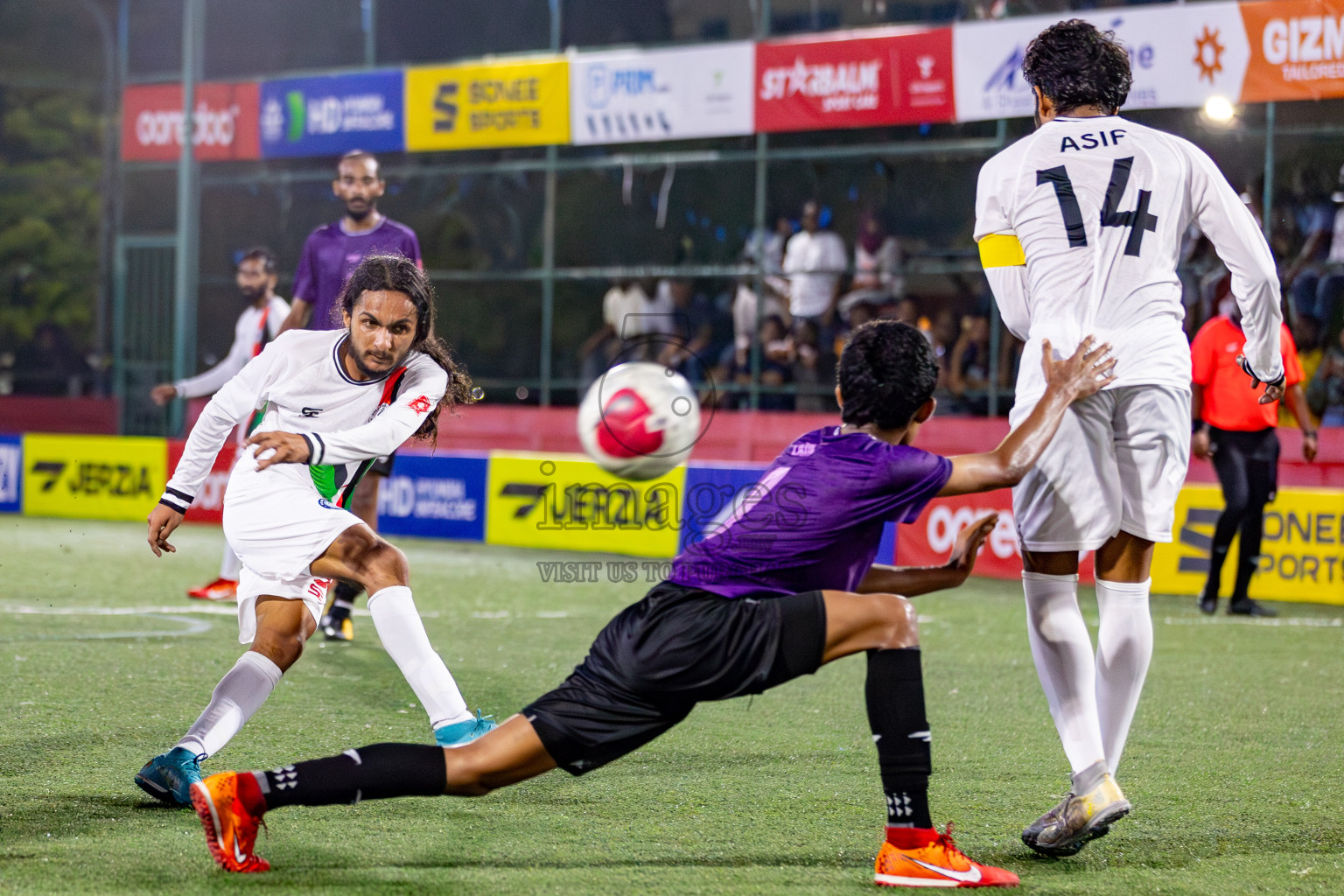 GA. Kolamaafushi vs GA. Kanduhulhuhdhoo in Day 19 of Golden Futsal Challenge 2024 was held on Friday, 2nd February 2024 in Hulhumale', Maldives 
Photos: Hassan Simah / images.mv