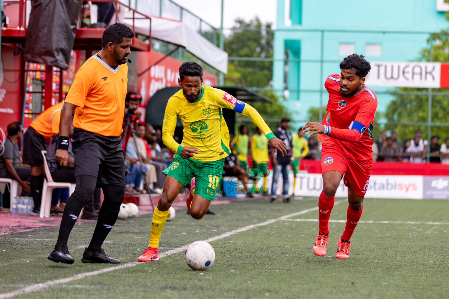 GDh Vaadhoo VS GDh Thinadhoo in Atoll Round Semi-Final on Day 20 of Golden Futsal Challenge 2025 was held on Friday, 24 January 2025, in Hulhumale', Maldives. Photos: Hassan Simah / images.mv