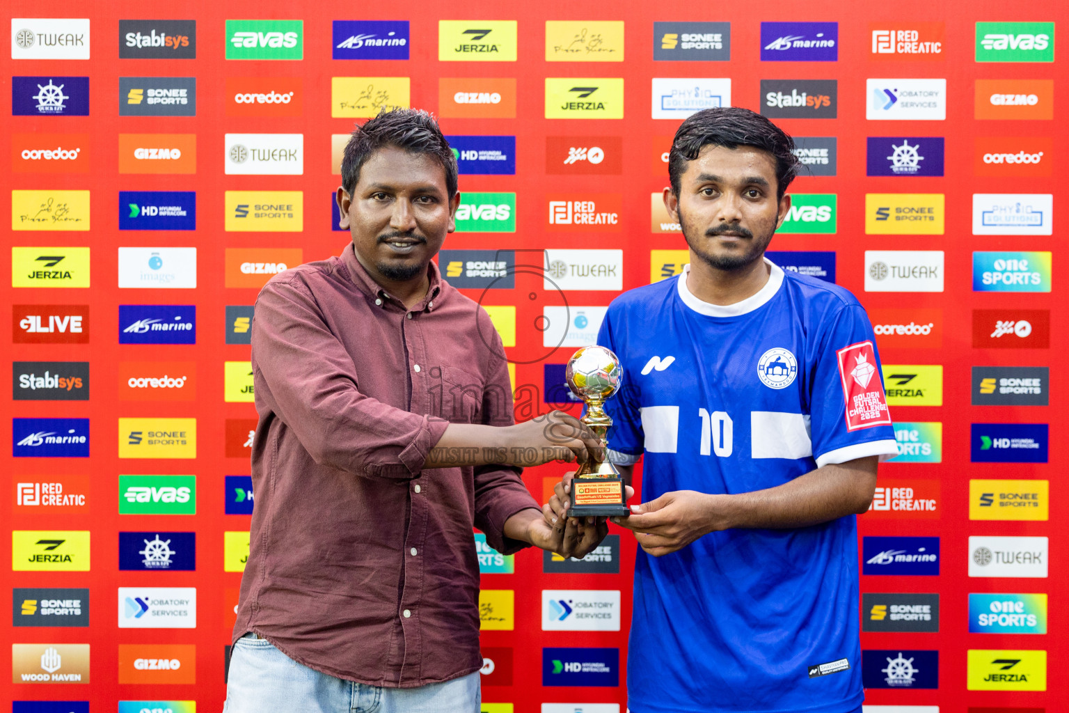 Th. Gaadhiffushi VS Th. Veymandoo in Day 14 of Golden Futsal Challenge 2025 was held on Saturday, 18th January 2025, in Hulhumale', Maldives. 
Photos: Hassan Simah / images.mv