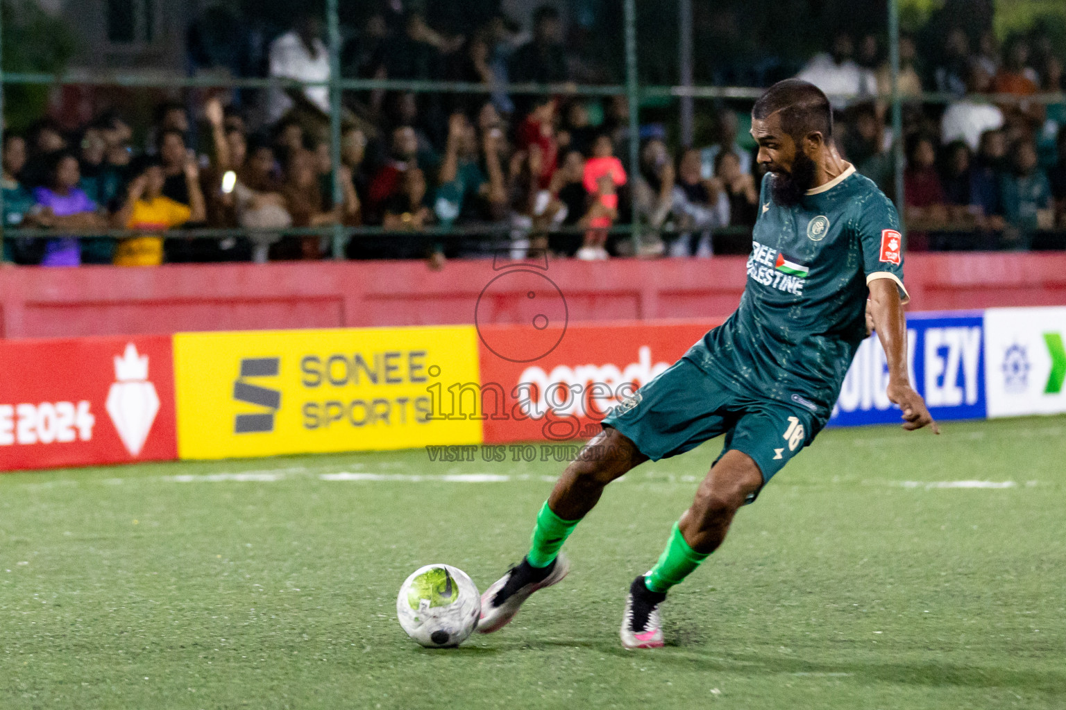 HDh.Nolhivaranfaru VS HDh.Neykurendhoo in Day 6 of Golden Futsal Challenge 2024 was held on Saturday, 20th January 2024, in Hulhumale', Maldives 
Photos: Hassan Simah / images.mv