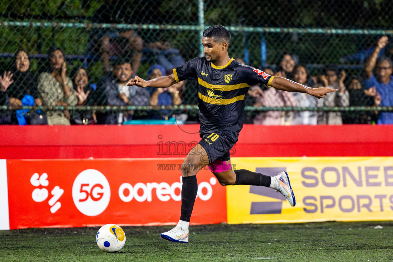 HA Utheem VS HA Ihavandhoo in Day 9 of Golden Futsal Challenge 2025 was held on Monday, 13th January 2025, in Hulhumale', Maldives Photos: Nausham Waheed , Ismail Thoriq / images.mv