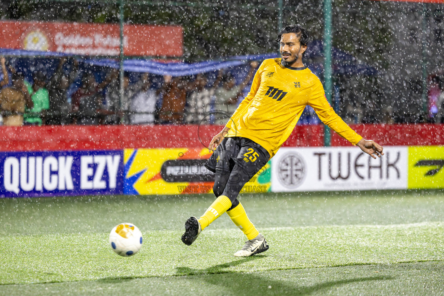 K Gulhi VS K Kaashidhoo on Day 20 of Golden Futsal Challenge 2025 was held on Friday, 24 January 2025, in Hulhumale', Maldives. 
Photos: Hassan Simah / images.mv