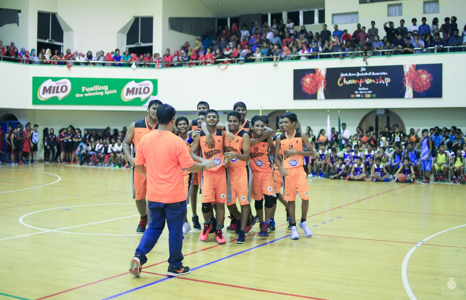 Inter school basketball finals between Imaaduddeen School and Majeedhiyya School in Male', Maldives, Wednesday, April 26, 2017. (Images.mv Photo/ Hussain Sinan). 